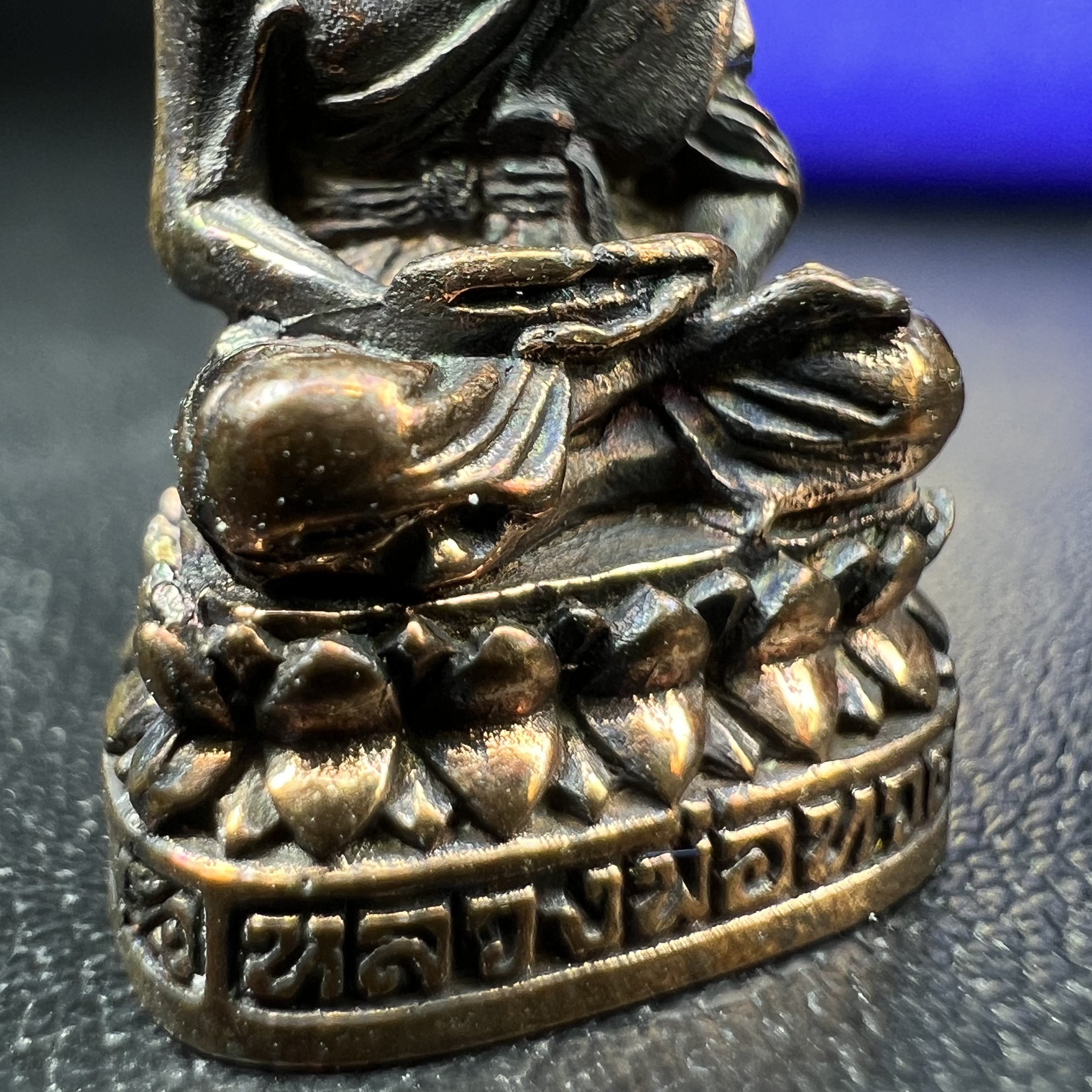 รูปเหมือนหล่อลอยองค์หลวงปู่ทวด รุ่น 111ปี กระทรวงกลาโหม เนื้อนวโลหะรมดำ-ปัดเงา ปี2540 พิธีใหญ่ เข้มขลัง นิยม พร้อมกล่องบรรจุเดิม(คัดสภาพสวยผิวเทพๆผิวรุ้งๆ)ทั้งพิธีทั้งพุทธศิลป์ทรงคุณค่าอีกหนึ่งรุ่นยอดนิยม