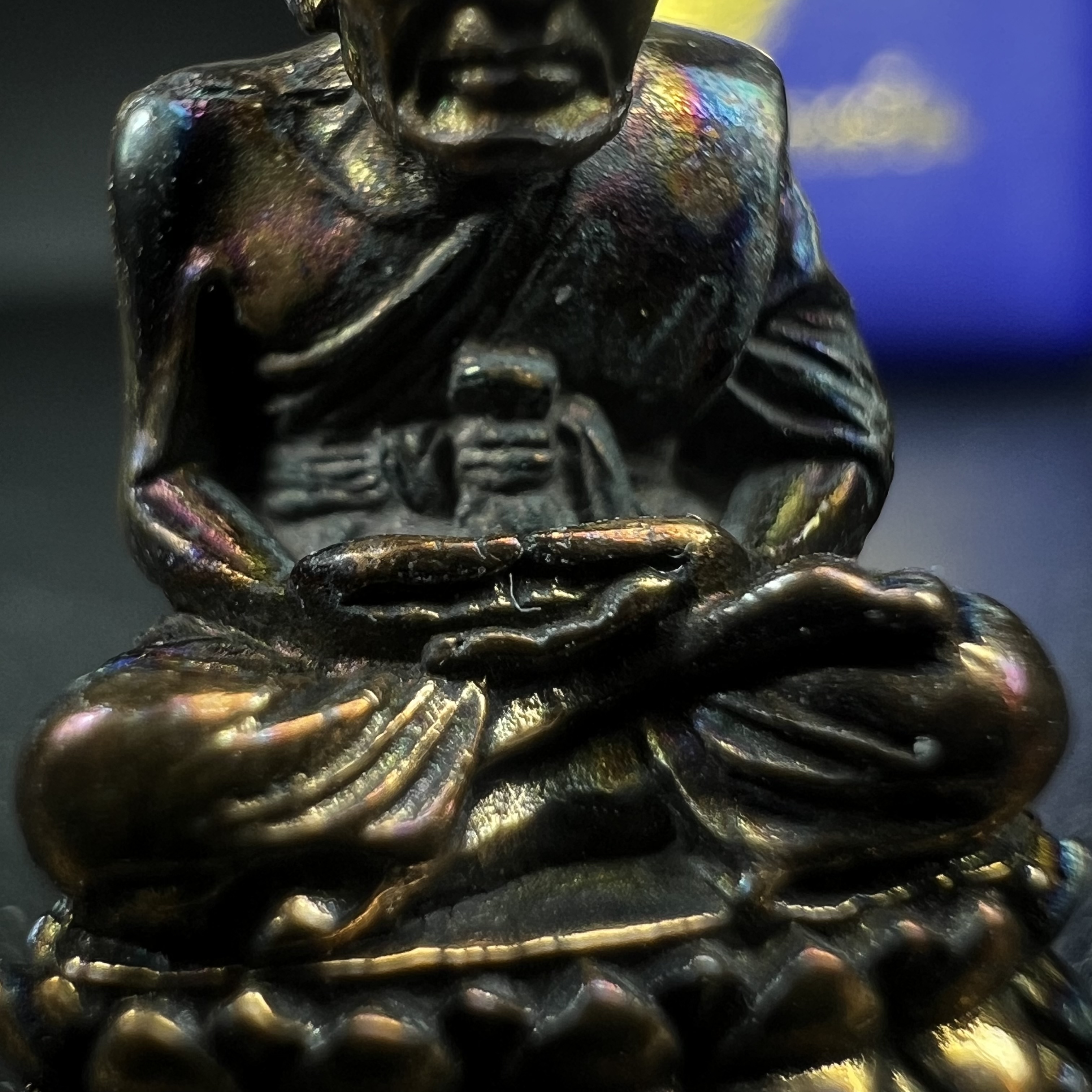 รูปเหมือนหล่อลอยองค์หลวงปู่ทวด รุ่น 111ปี กระทรวงกลาโหม เนื้อนวโลหะรมดำ-ปัดเงา ปี2540 พิธีใหญ่ เข้มขลัง นิยม พร้อมกล่องบรรจุเดิม(คัดสภาพสวยผิวเทพๆผิวรุ้งๆ)ทั้งพิธีทั้งพุทธศิลป์ทรงคุณค่าอีกหนึ่งรุ่นยอดนิยม