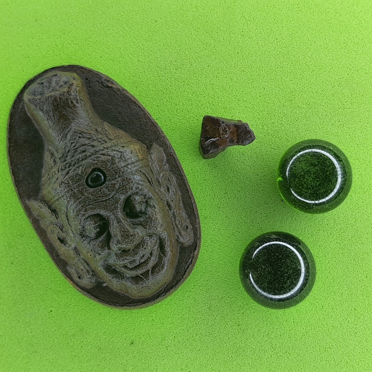 ของชำร่วย พระของชำร่วย ฤาษีตาไฟ ฝังไหลน้ำพี้ ไหลน้ำพี้ ไหลดำ ไหลเขียว ไหลน้ำพี้สีดำ แร่เหล็กน้ำพี้ ฤาษี ฤาษีดัดตน ไหลน้ำพี้สีเขียว