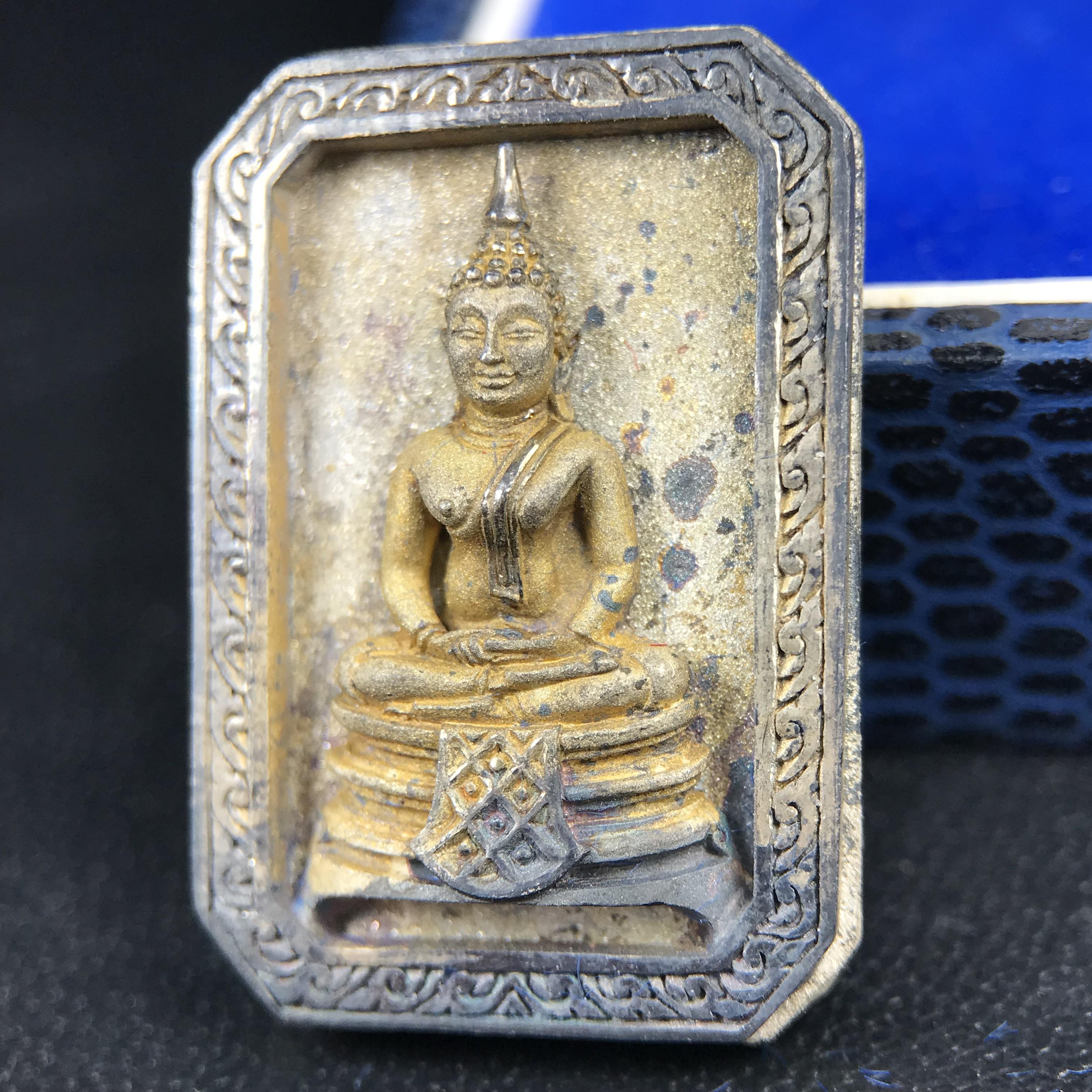 พระพุทธโสธร(หลวงพ่อโสธร) รุ่นสร้างอุโบสถ พิธีมหาพุทธาภิเษก ณ พระอุโบสถวัดโสธรวรารามวรวิหาร ปี 2539 เนื้อเงินทรายนวลขัดเงาบางส่วน พิมพ์แปดเหลี่ยม(หายากสร้างน้อย)กล่องบรรจุเดิมครบสมบูรณ์สวยงดงาม(เนื้อเงินผิวเดิมรุ้งสวยสวย องค์หมายเลขสวย ๗๔๔๕)