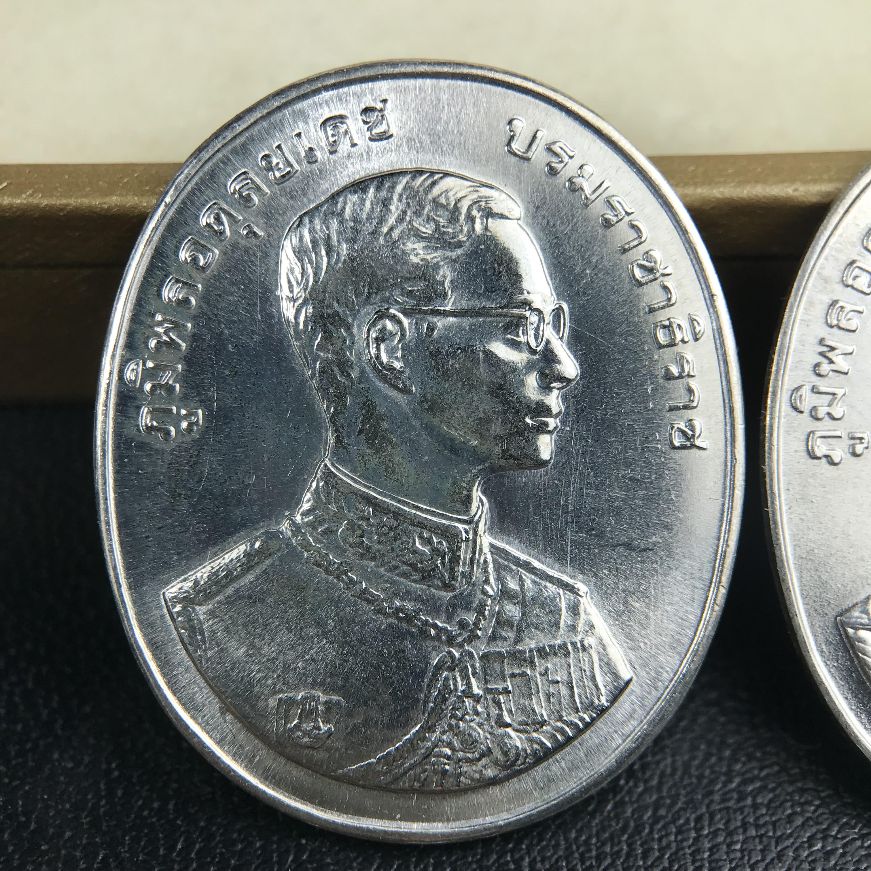 ชุดเหรียญพระพุทธปัญจภาคี ปี 2539 ครบชุด 5 เหรียญ พิมพ์ใหญ่ขนาดสูง 3 ซม. เนื้อเงิน โค๊ต ง.(เงิน) บล็อกกษาปณ์ พร้อมกล่องบรรจุซีนซองเดิมครบสภาพสวย เนื่องในมหามงคลวโรกาสที่ในหลวงรัชกาลที่ 9 ทรงครองสิริราชสมบัติครบ 50ปี พิธีใหญ่ ณ พระอุโบสถวัดพระแก้ว