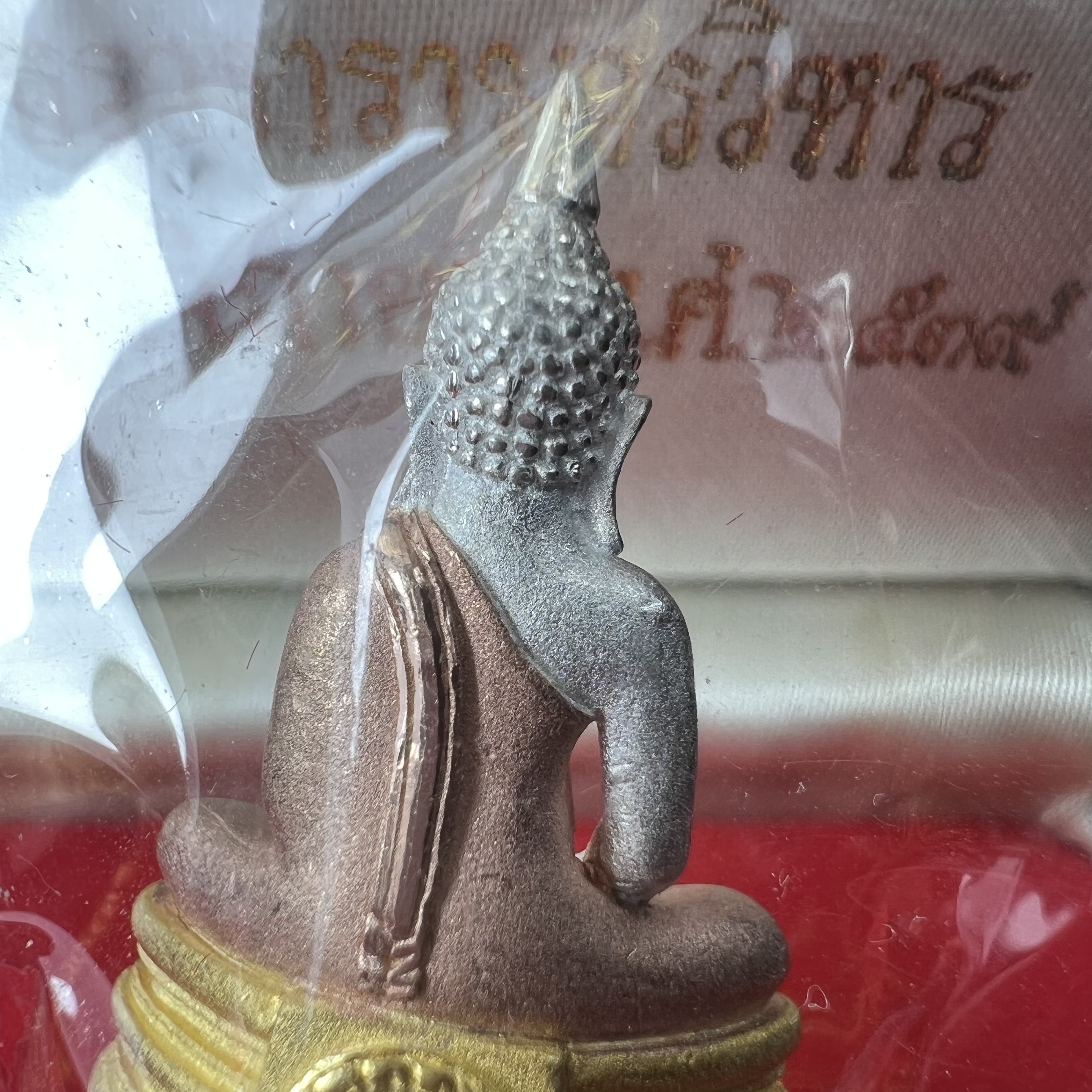 พระพุทธโสธร(หลวงพ่อโสธร) รุ่นสร้างอุโบสถ ปี2539 เนื้อเงินสามกษัตริย์ ลอยองค์พิมพ์ใหญ่ สภาพสวยกล่องบรรจุเดิมครบสมบูรณ์(แบบนี้หายาก)(งานแพรนด้า จิวเวลรี่)สวยงดงาม