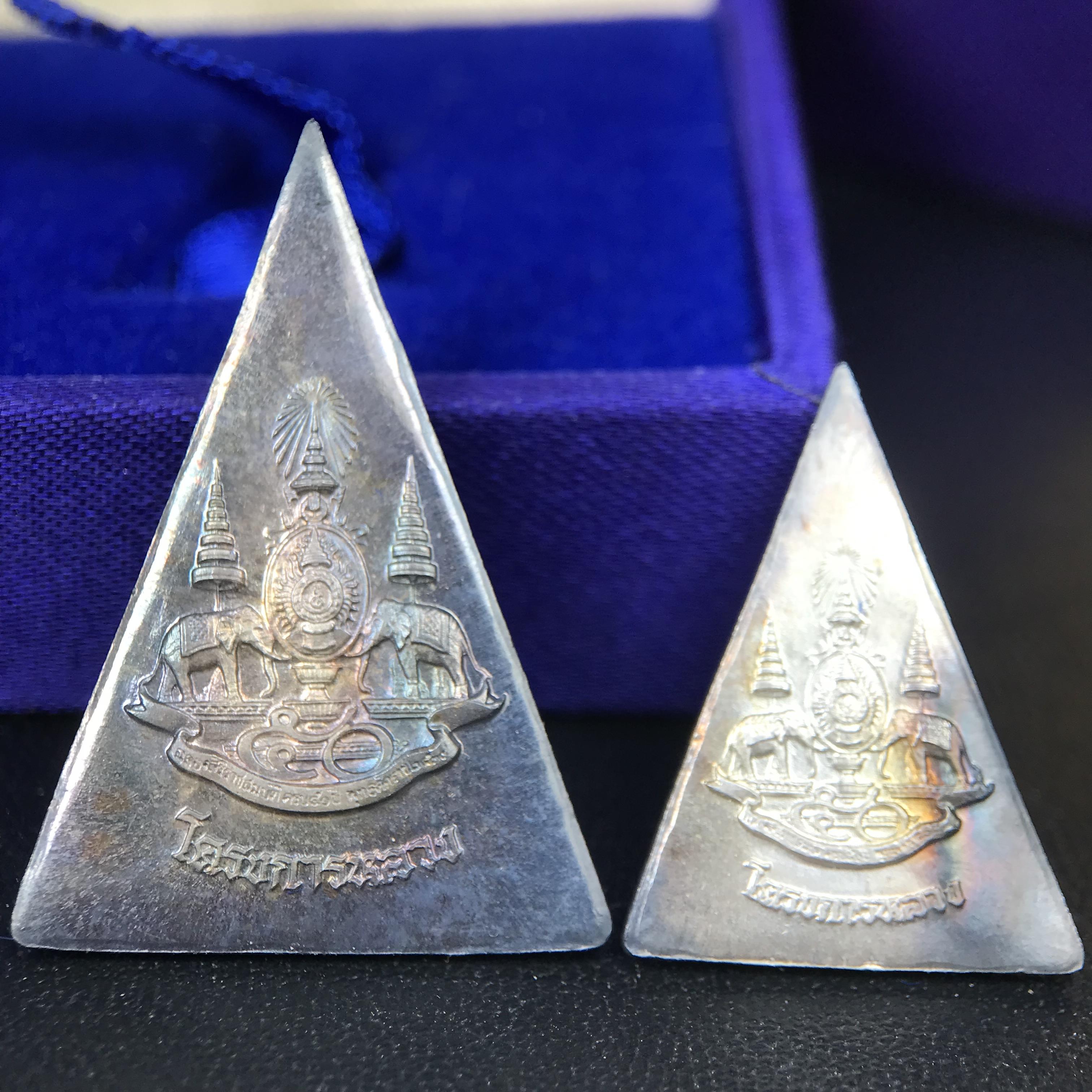 พระพุทธนวราชบพิตร พระพิมพ์จิตรลดา โครงการหลวง ปี2539 (พิมพ์ใหญ่+พิมพ์เล็ก) เนื้อเงินผิวเดิมขึ้นสีรุ่ง สวย แบบนิยมพร้อมกล่องบรรจุเดิม พิธีใหญ่ ปลุกเสกวัดพระแก้ว(1ชุด 2 องค์)