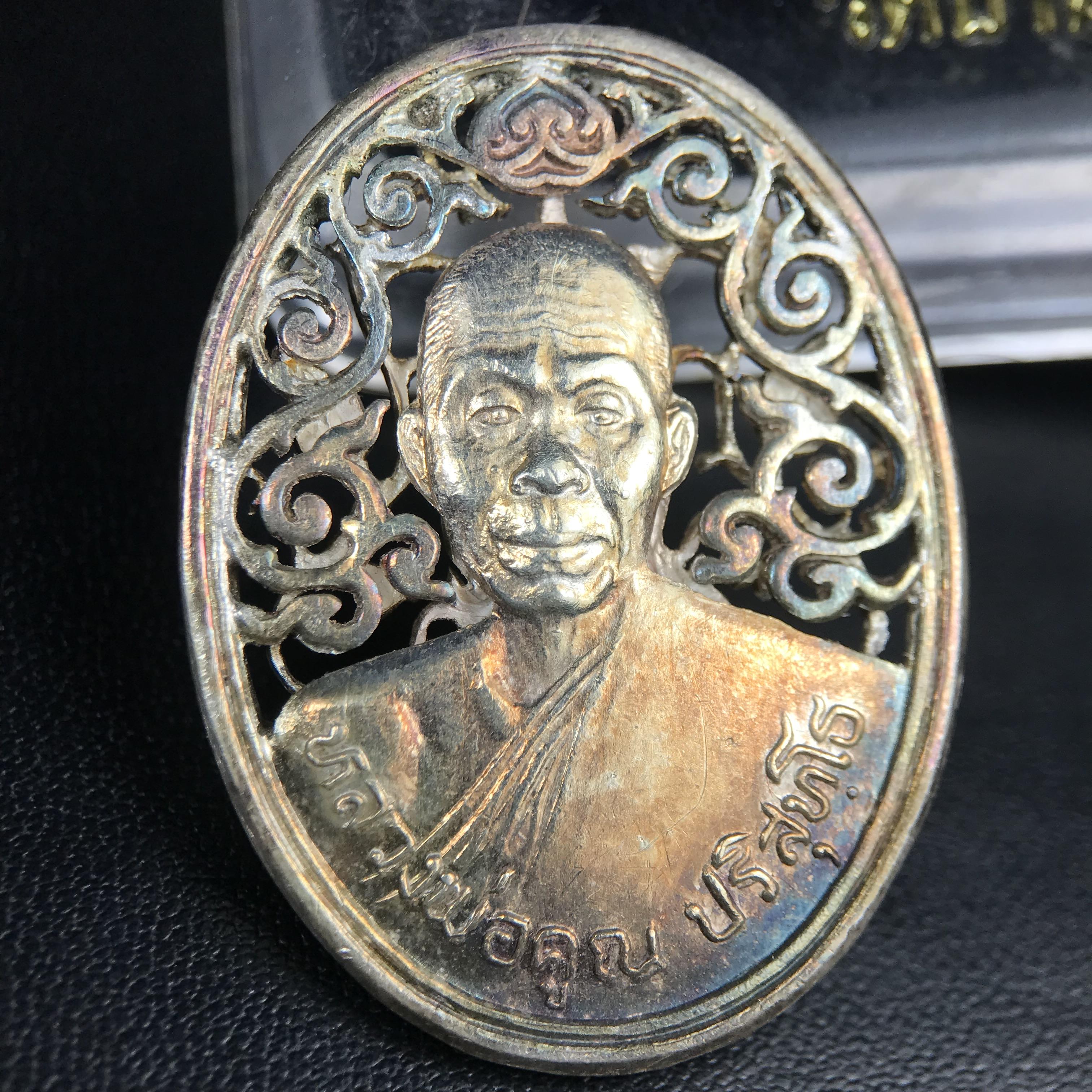 เหรียญหลวงพ่อคูณ ปริสุทโธ วัดบ้านไร่ รุ่น สก. ปี 2536 พิมพ์ลายฉลุ เนื้อเงิน(ผิวเดิมรุ้งสวยมาก) งานมหามงคลเฉลิมพระชนมพรรษา 5 รอบ สมเด็จพระบรมราชินีนาถ จัดสร้างโดย กองพลทหารราบที่๒ ทหารเสือราชินี รักษาพระองค์ (พิธีใหญ่ ประวัติชัดเจน อีกหนึ่งรุ่นยอดนิยม)