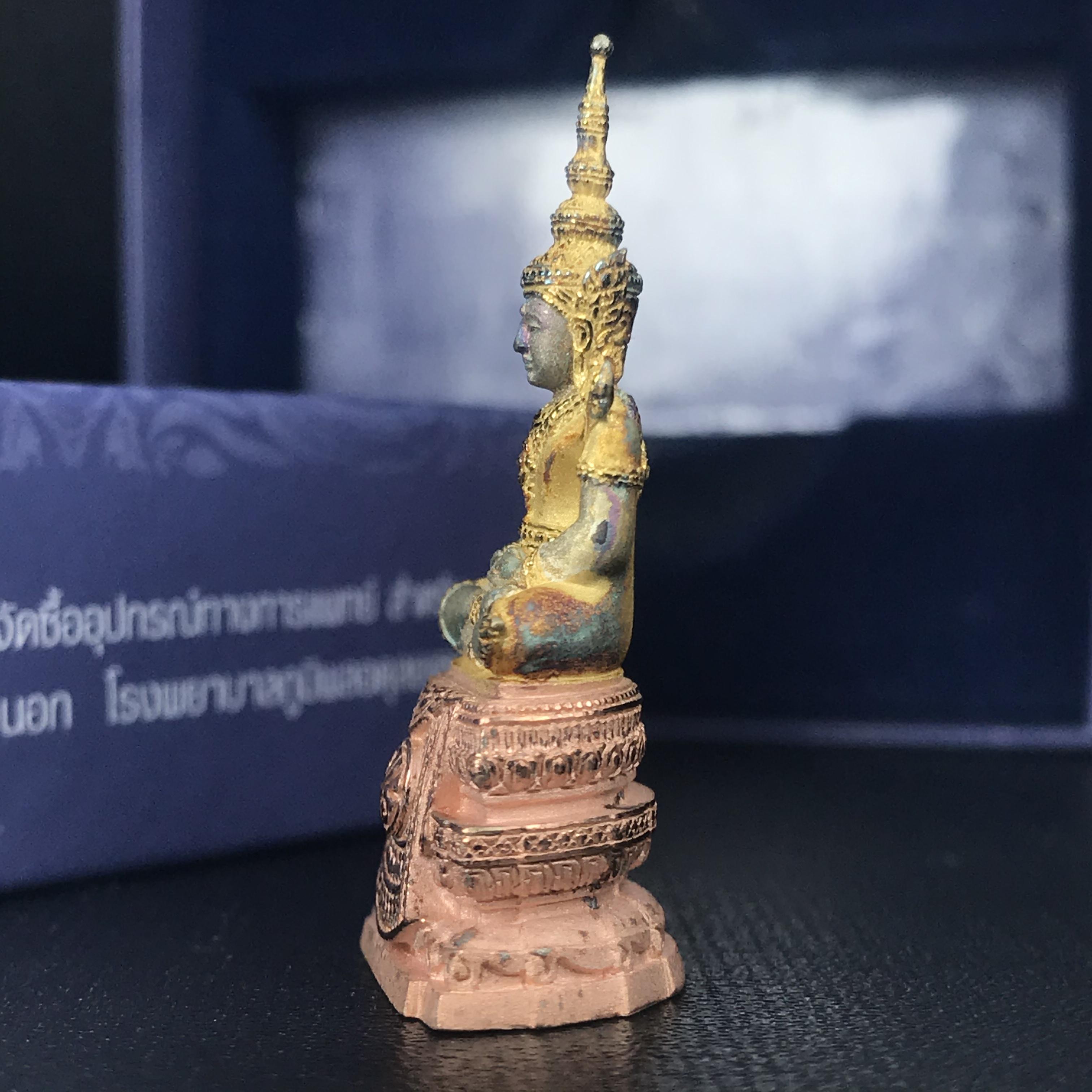 พระแก้วมรกต ภปร. ปี2547 จัดสร้างโดย รพ.ภูมิพลฯ เนื้อเงิน (3 กษัตริย์)ลอยองค์ หน้าตัก 1/2 นิ้ว (สภาพผิวเดิม ขึ้นสีรุ้งธรรมชาติ แบบนิยม) (1ใน3000องค์)