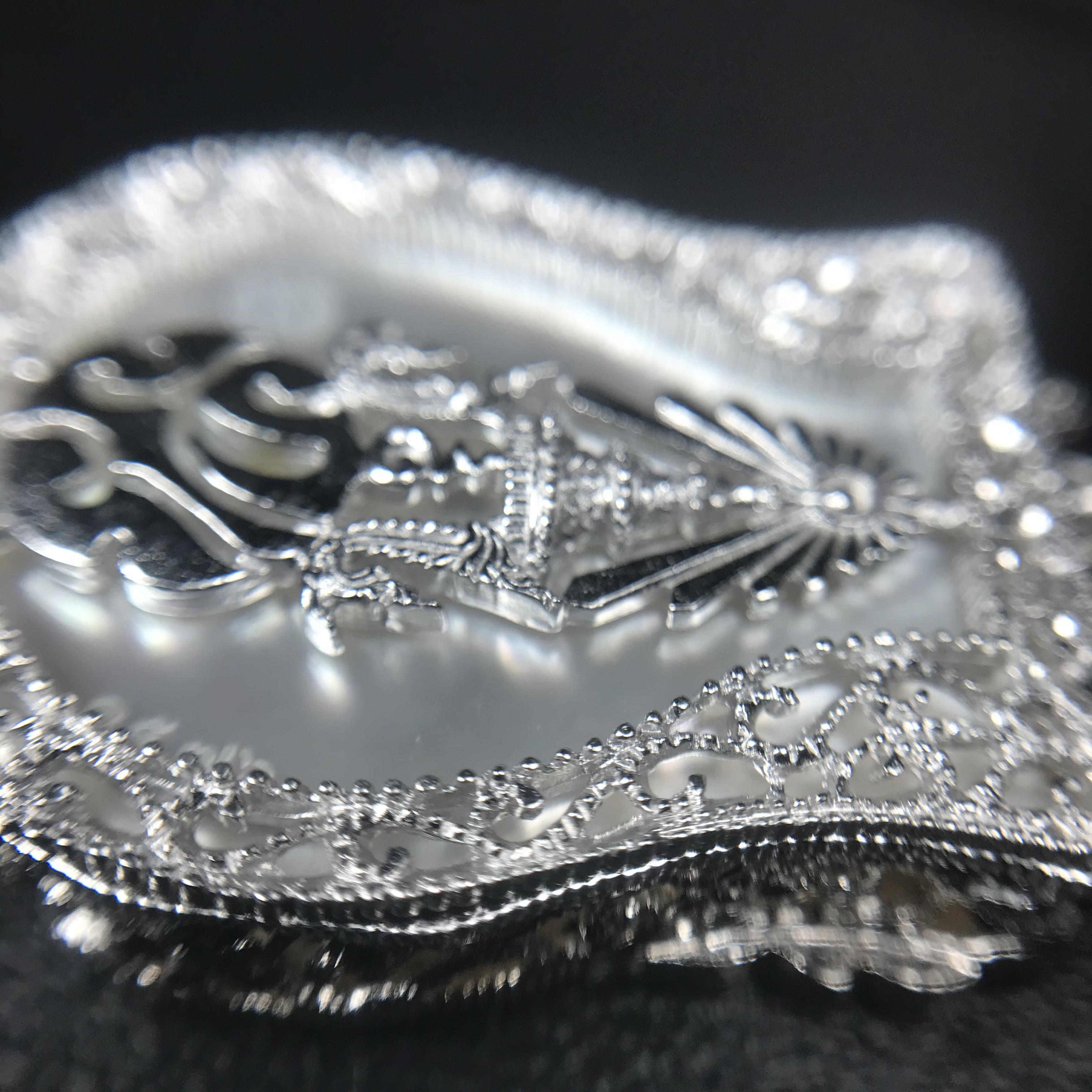 พระพุทธชินราช ภปร. โครงการ "เพราะแผ่นดินนี้ คือ แผ่นดินเกิด" ปี2548(รุ่นแรก) เหรียญทรงเสมา ขนาด 21 x 29 มม.เนื้อเงินสามกษัตริย์ องค์พระชุบสามกษัตริย์ ล้อมด้วยกรอบเงินชุบทองคำขาวสลักเสลาเป็นลวดลายละเอียดอ่อน ส่วนพื้นองค์พระเป็นเปลือกหอยมุขงดงาม