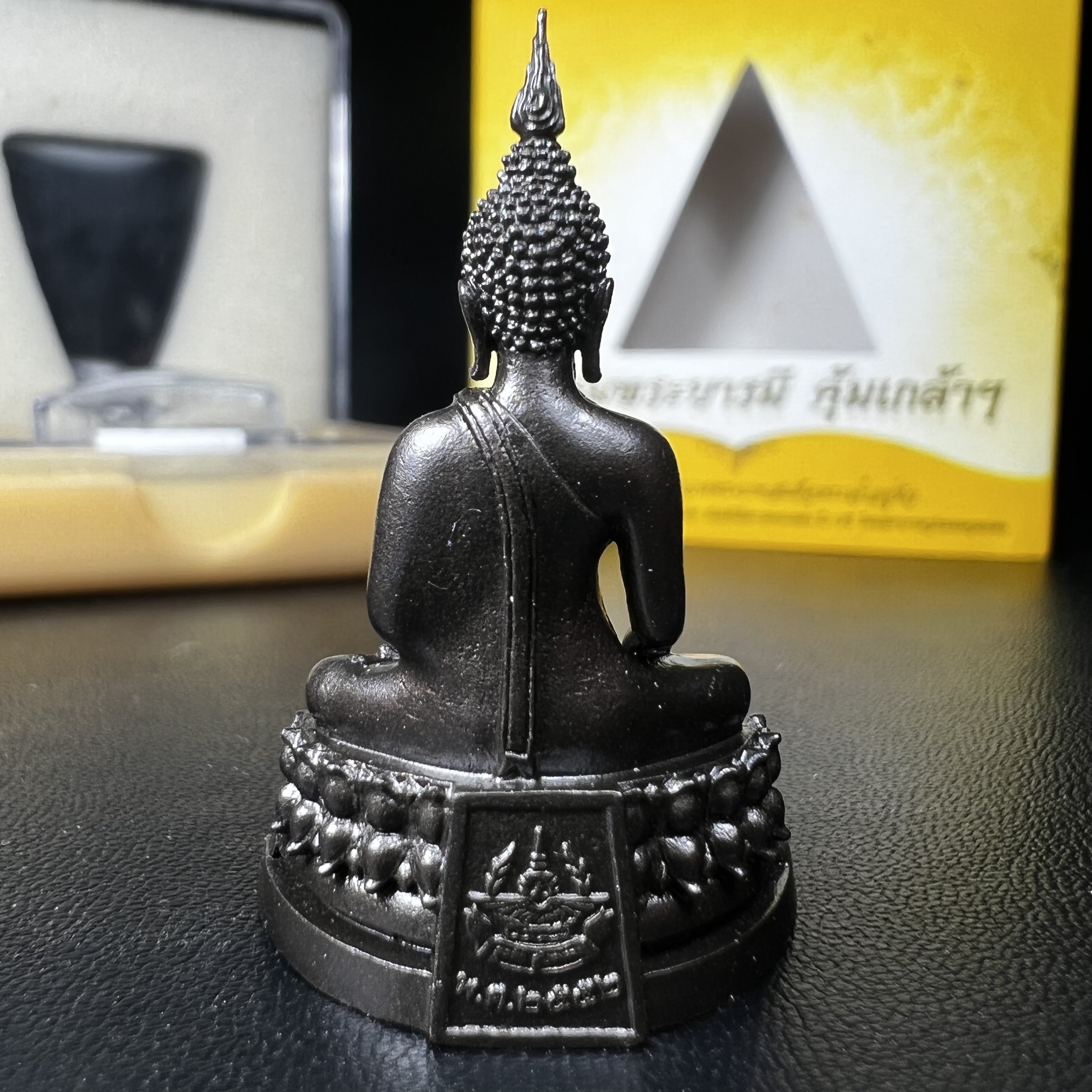 พระพุทธรูปคุ้มเกล้าฯ ภปร.(ใต้ร่มพระบารมี คุ้มเกล้า) 60ปี รพ.ภูมิพลฯ พ.ศ.2552 เนื้อนวโลหะ รมดำ(พิมพ์ใหญ่ขนาด 35.5*24 มม.)