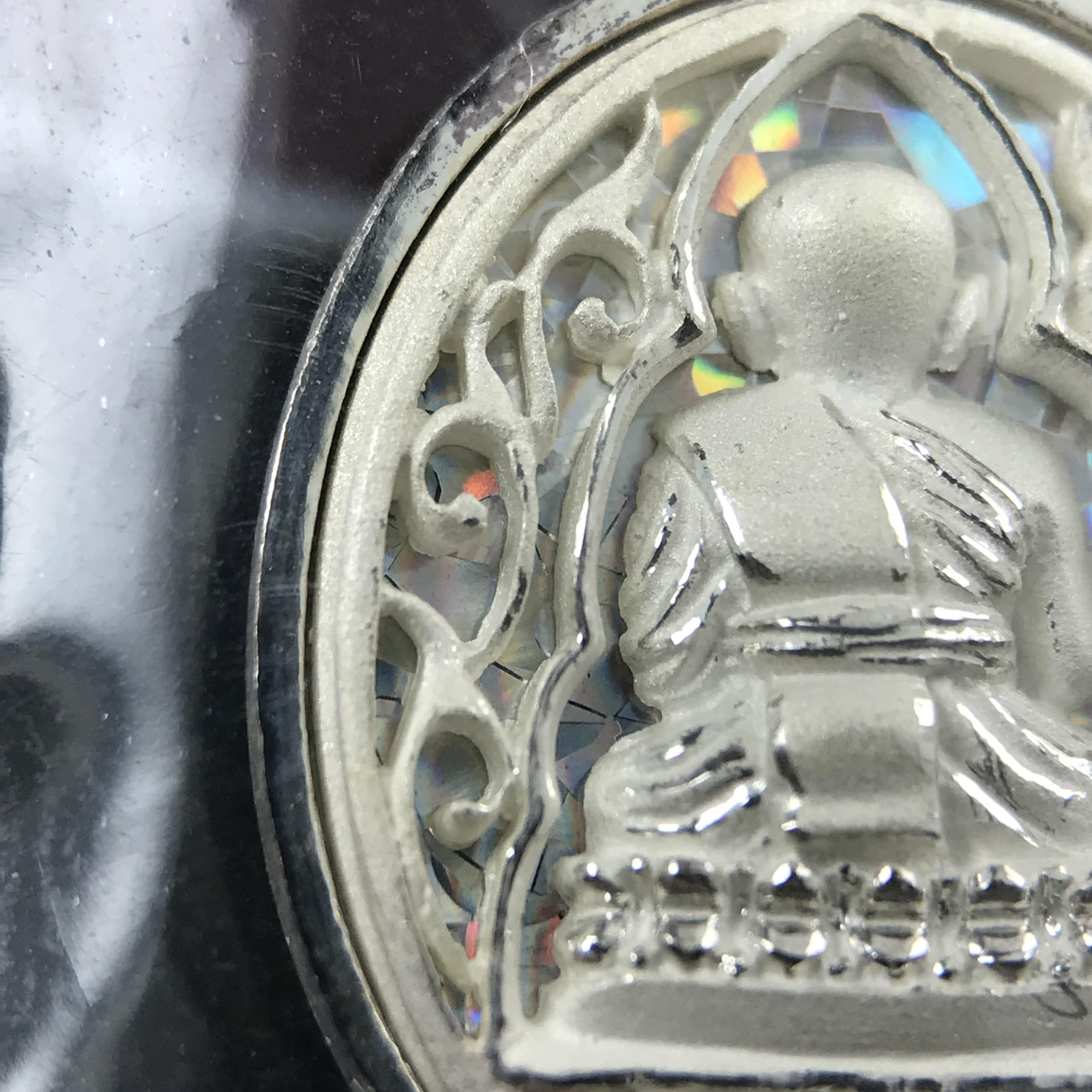 เหรียญหลวงพ่อทวด รุ่นมงคลบารมี วัดประสาทบุญญาวาส ปี 2545 เนื้อเงิน พิมพ์ทรงรูปไข่เล็ก(ขนาด 2.0*1.8 ซม.)ฉลุลายฉากพี้นหลังสีรุ้งสามมิติสวยงาม ตอกโค๊ตมีหมายเลข สภาพสวยซีนซองเดิมพร้อมกล่องบรรจุเดิมครบ***เดินทางปลอดภัยหลวงพ่อทวดคุ้มครอง****