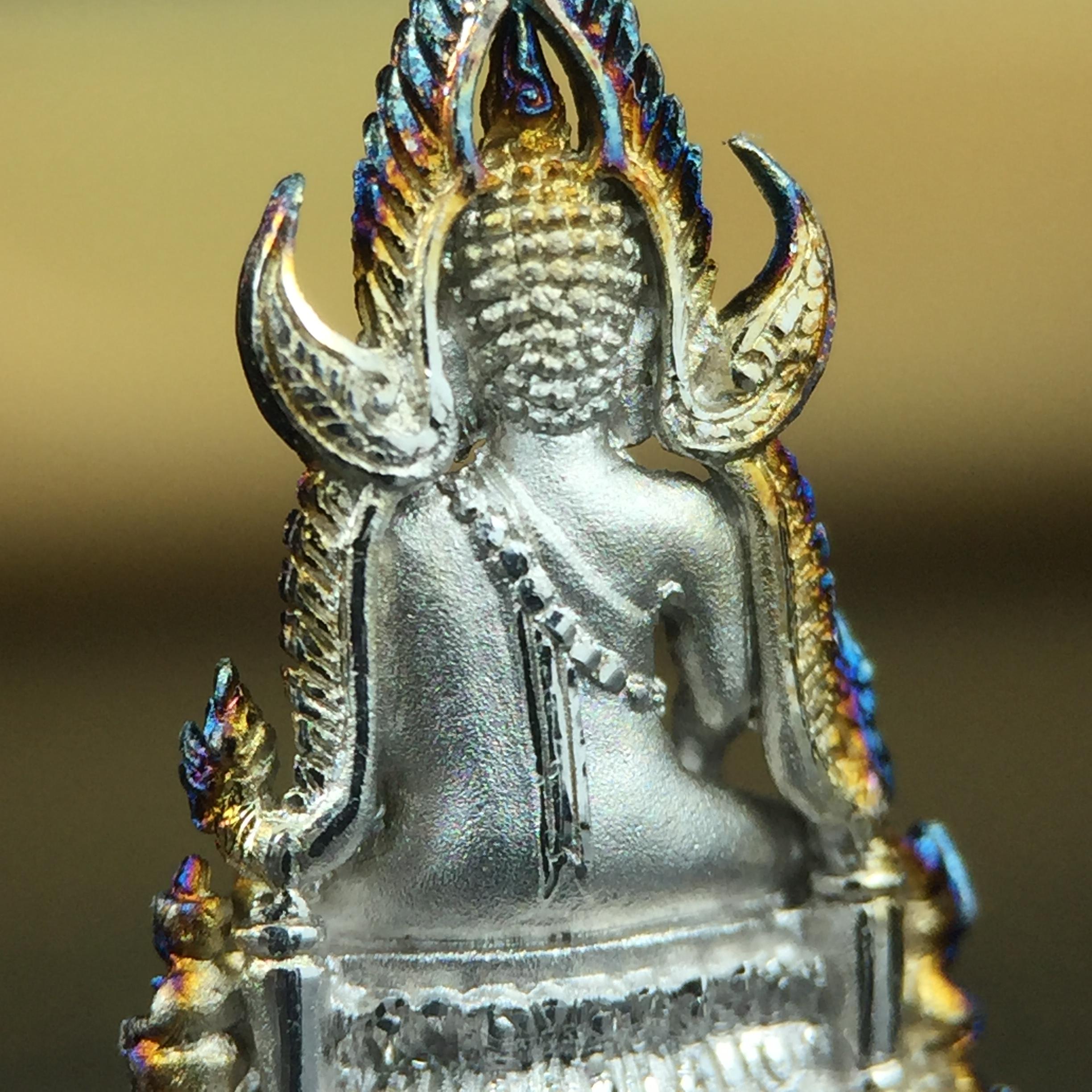 พระพุทธชินราช(จำลอง) ภปร. 84 พรรษา เนื้อเงินชุบทองคำขาว พิมพ์เล็กขนาดหน้าตัก 1/4 นิ้ว (สภาพผิวเดิมสวย ขึ้นสีรุ้งธรรมชาติ แบบนิยม)(พระราชทานมวลสาร จิตรลดาและเส้นพระเจ้า(เส้นผม))พุทธศิลป์ทรงคุณค่าอีกหนึ่งรุ่นยอดนิยม