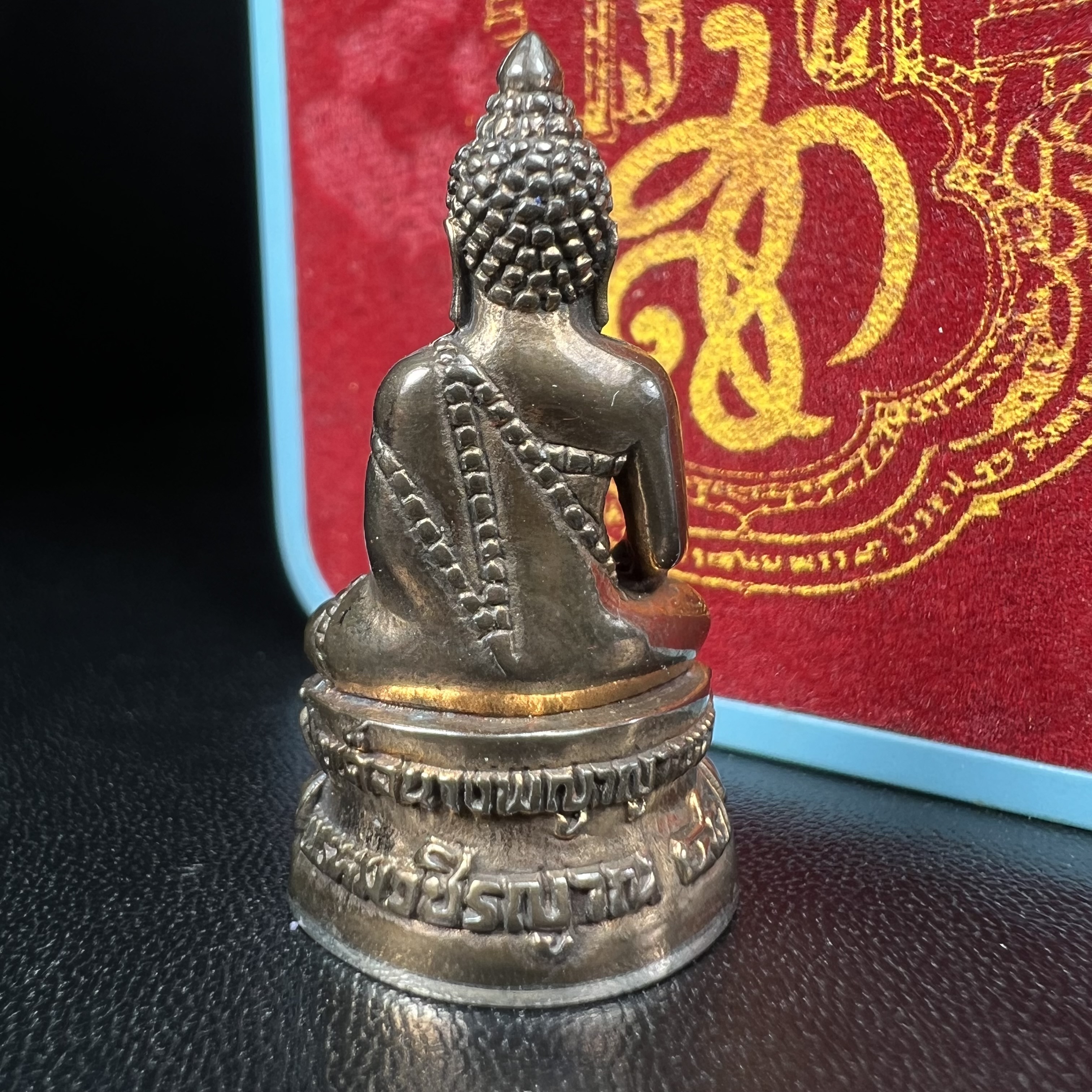 พระกริ่งสมเด็จนางพญาญาณนาวา พรหมวชิรญาณ โครงการพัฒนาพระอารามเฉลิมพระเกียรติ วัดยานนาวา ปี 2547เนื้อนวโลหะก้นเงิน องค์หมายเลข ๓๙๐ พร้อมกล่องบรรจุเดิมครบสมบูรณ์