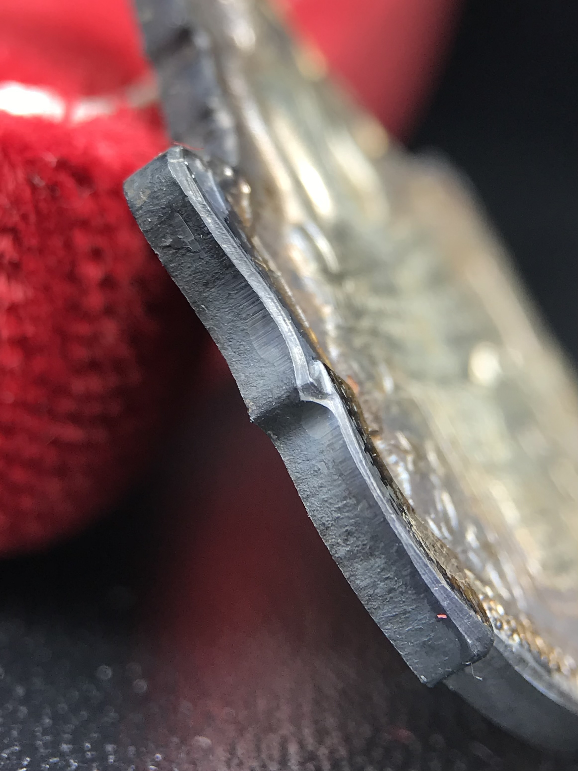 เหรียญพระพุทธญาณนเรศวร์ รุ่นแรก หลังพระปรมาภิไธย ภปร.และ สก.วัดญาณสังวราราม จ.ชลบุรี ปี 2527 เนื้อเงิน(ผิวเดิม ขึ้นรุ้งผิวน้ำทองกระจายทั่วเหรียญสวยมาก)ขนาด 2.3 x 3.8 ซม. พร้อมกล่องเดิม สมเด็จพระญาณสังวร ประธานในพิธีมหาพุทธาภิเษก(เนื้อเงินพบเจอน้อย หายาก)