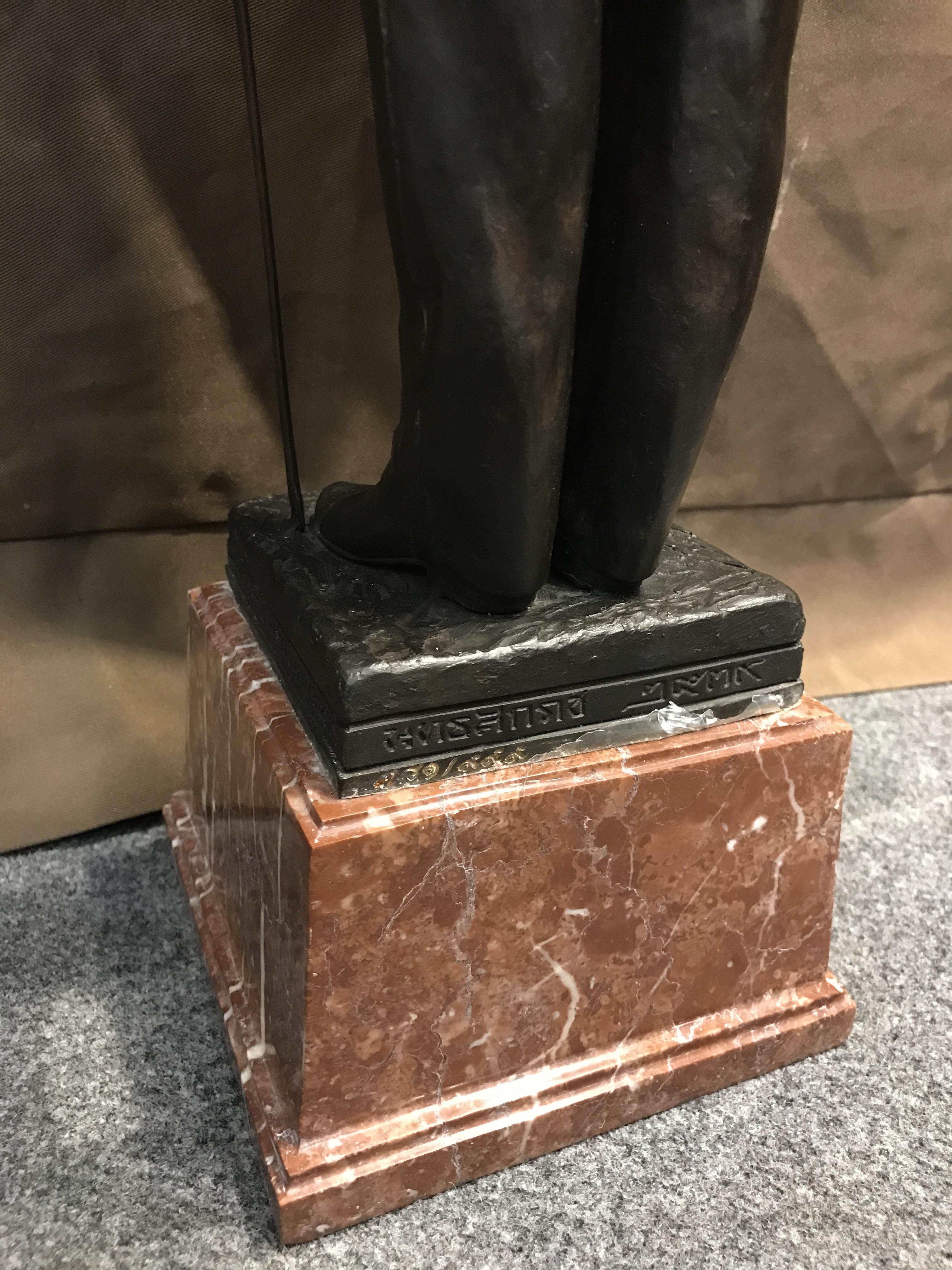 พระบรมรูปพระบาทสมเด็จพระเจ้าอยู่หัวรัชกาลที่9 เนื่องในวโรกาสที่ท่านเสด็จเถลิงถวัลย์ราชนสมบัติเป็นปีที่ 50 พุทธศักราช 2539 ( ปีกาญจนาภิเษก ) เนื้อสำริดนอก องค์ยืนบนฐานหินอ่อนพร้อมตราฉลองครองราชย์ ครบ50 ปี