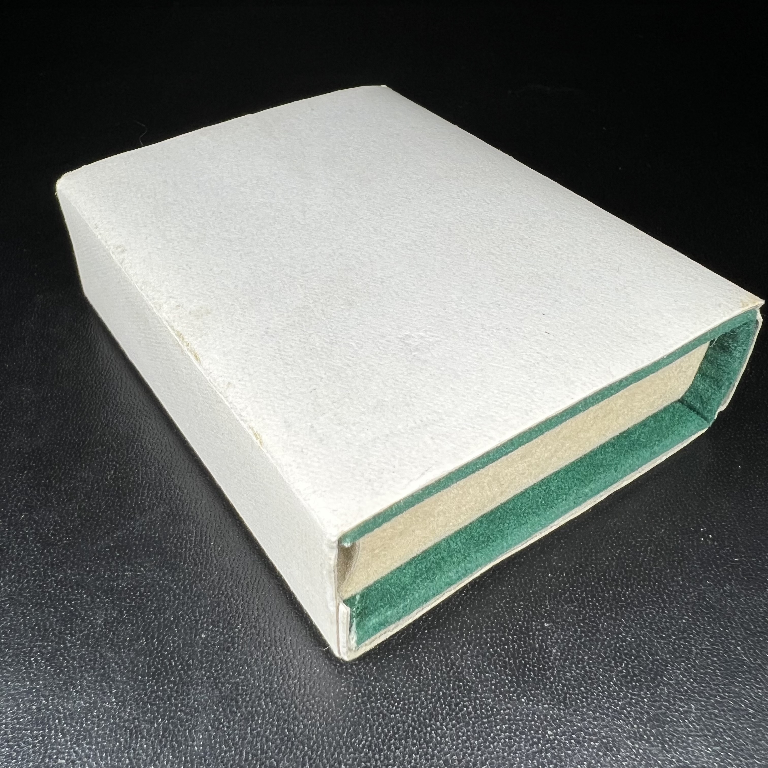 เหรียญพระไพรีพินาศ ศูนย์จริยศึกษา สธ. สมเด็จพระเทพรัตนราชสุดาฯ สยามบรมราชกุมารี เสด็จพระราชดำเนินทรงประกอบพิธีพุทธาภิเษก ณ พระอุโบสถวัดพระศรีรัตนศาสดาราม วันที่ 27 มีนาคม 2540 เนื้อฝาบาตรกะไหล่ทอง พร้อมกล่องบรรจุเดิม