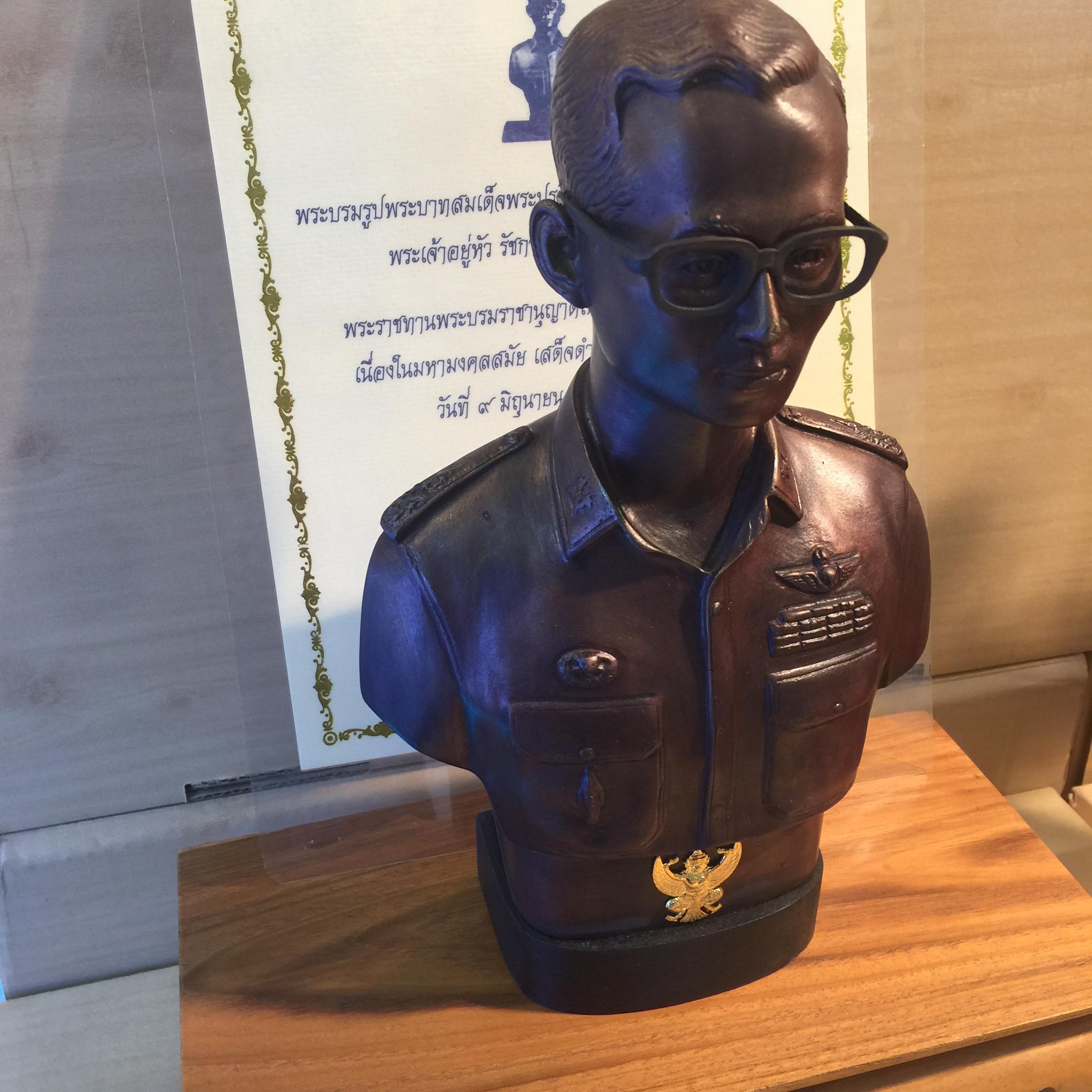 พระบรมรูปหล่อในหลวง ร.9 กรมราชองครักษ์ รุ่น 2 ปี 2539