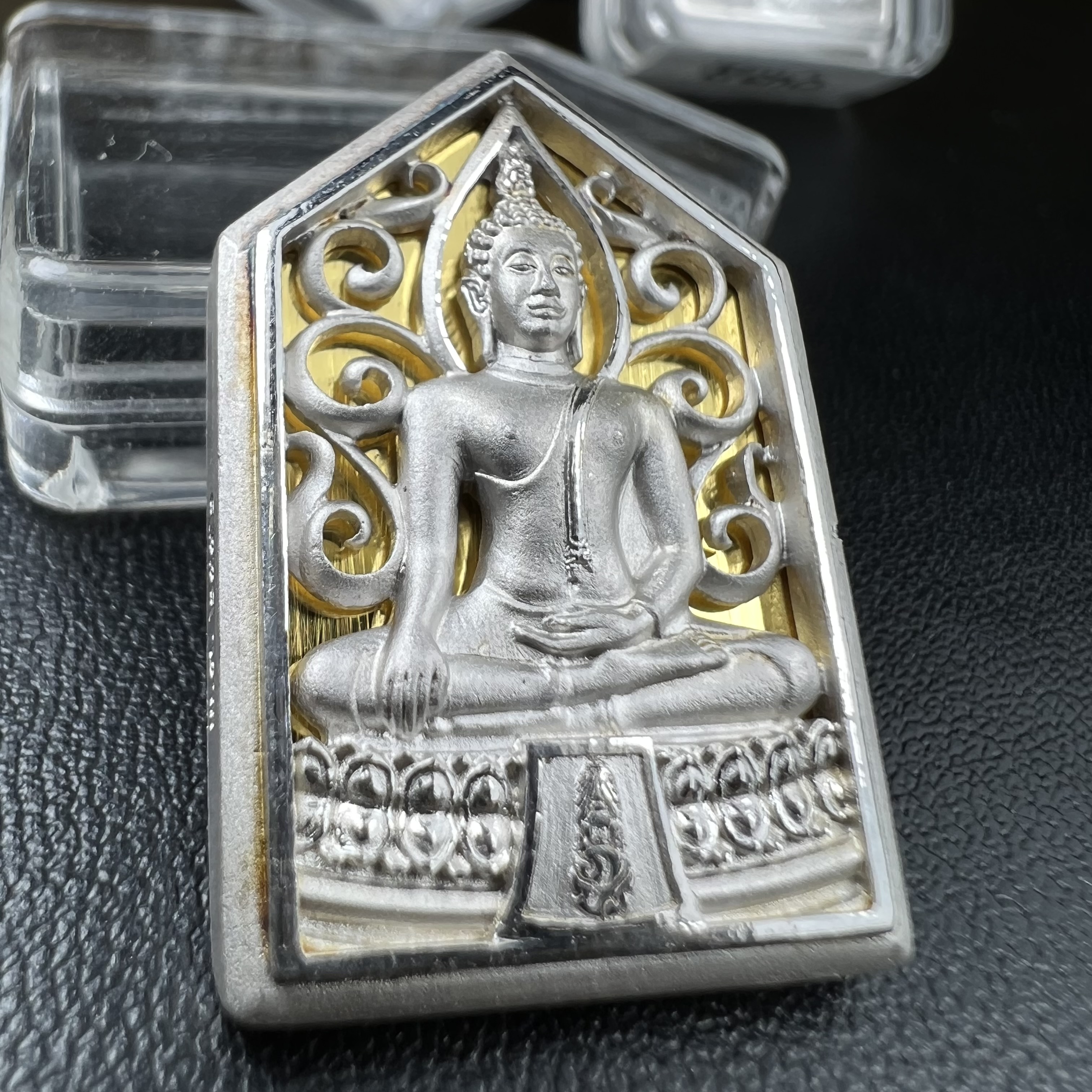 พระพุทธรูปคุ้มเกล้าฯ ภปร.(ใต้ร่มพระบารมี คุ้มเกล้า) 60ปี รพ.ภูมิพลฯ พ.ศ.2552 เหรียญเนื้อเงิน ชุบทองคำขาว(พิมพ์ รูปอาร์ม+รูปใบมะขาม+รูปห้าเหลี่ยม)(1ชุด 3 พิมพ์ ครบทุกแบบที่จัดสร้าง)1 ใน 5000 เหรียญ ครบชุดหายาก