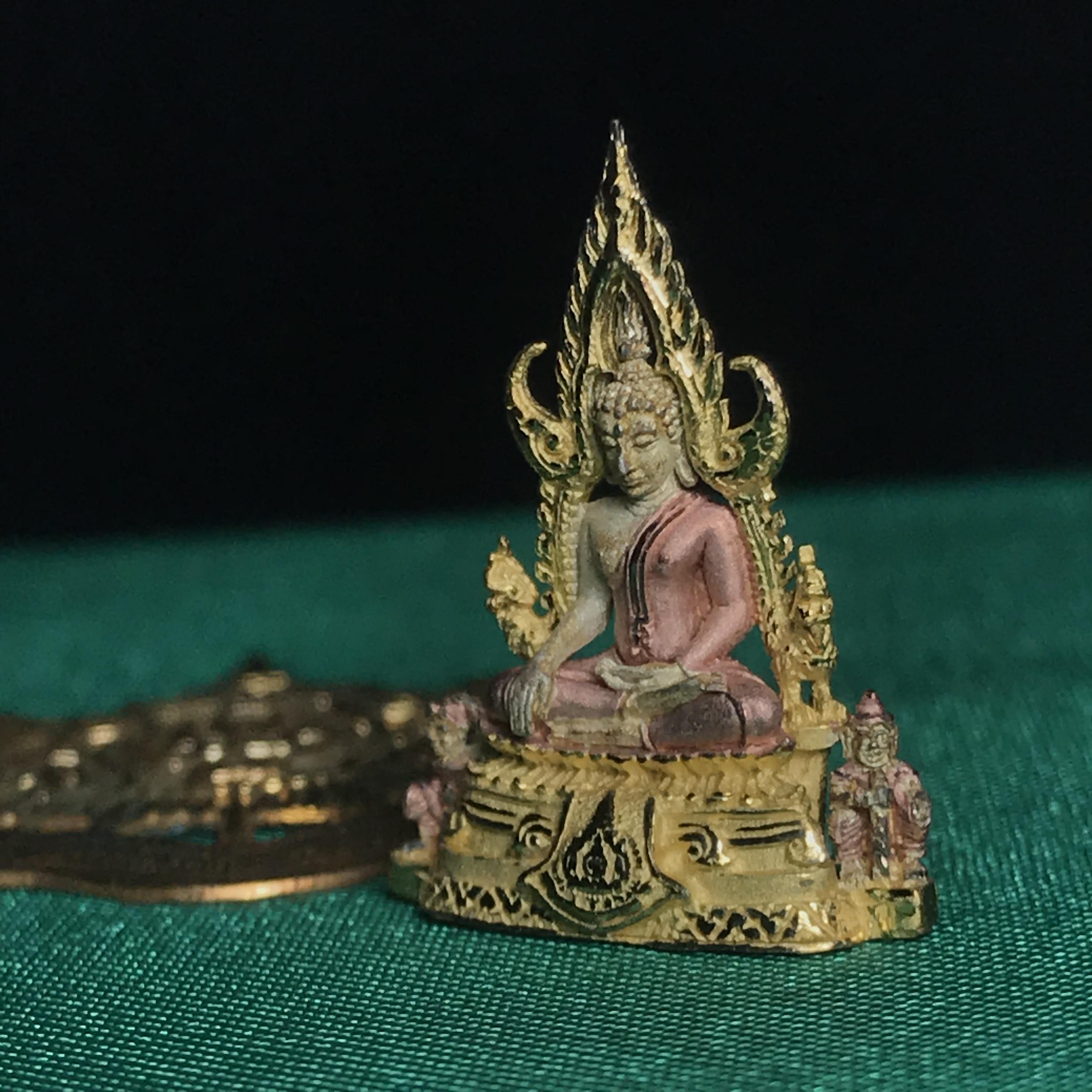 พระพุทธชินราช ภปร. ในวโรกาสพระราชพิธีมหามงคล เฉลิมพระชนมายุ6รอบ 5ธันวาคม2542) เนื้อเงินสามกษัตริย์ พิมพ์ขนาดกลาง พร้อมกล่องบรรจุ