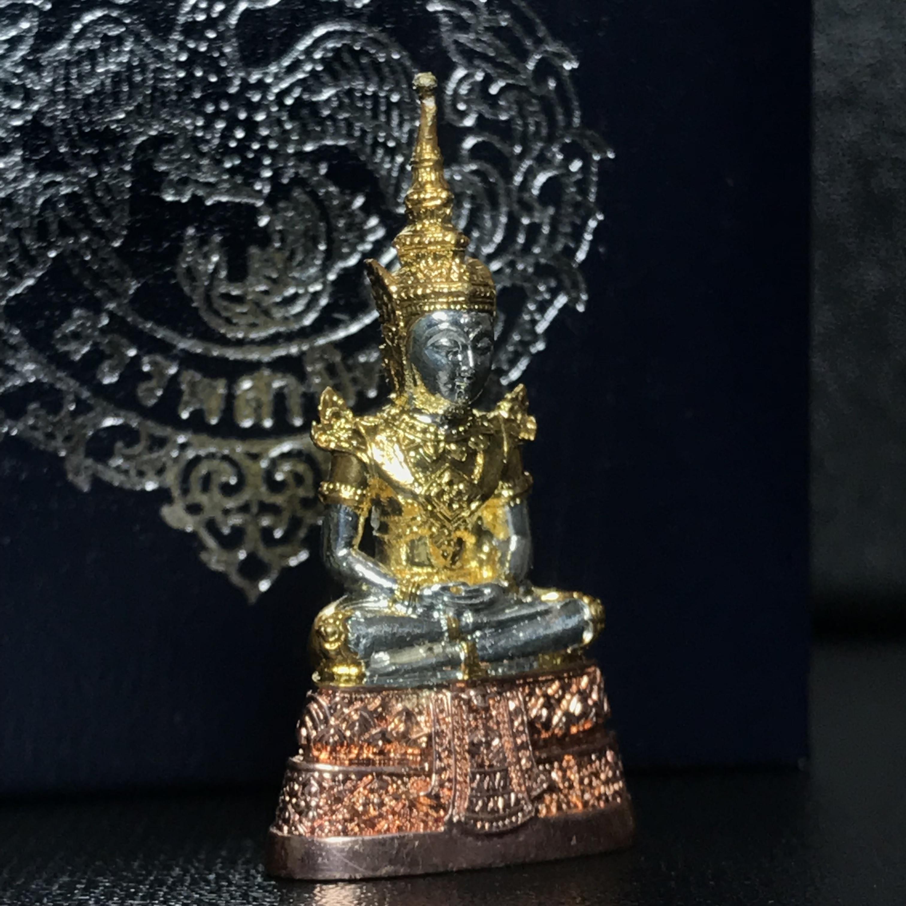 พระแก้วมรกต กรมสรรพสามิตจัดสร้างขึ้นเนื่องในโอกาสครบรอบ 64 ปีของกรมสรรพสามิต และเนื่องในวโรกาสที่พระบาทสมเด็จพระเจ้าอยู่หัวทรงครองราชย์ครบ 50 ปีในปีกาญจนาภิเษก เมื่อ พ.ศ.2539 เนื้อเงินรมดำขัดเงา(ชุบสามกษัตริย์ใหม่)พร้อมกล่องบรรจุเดิม