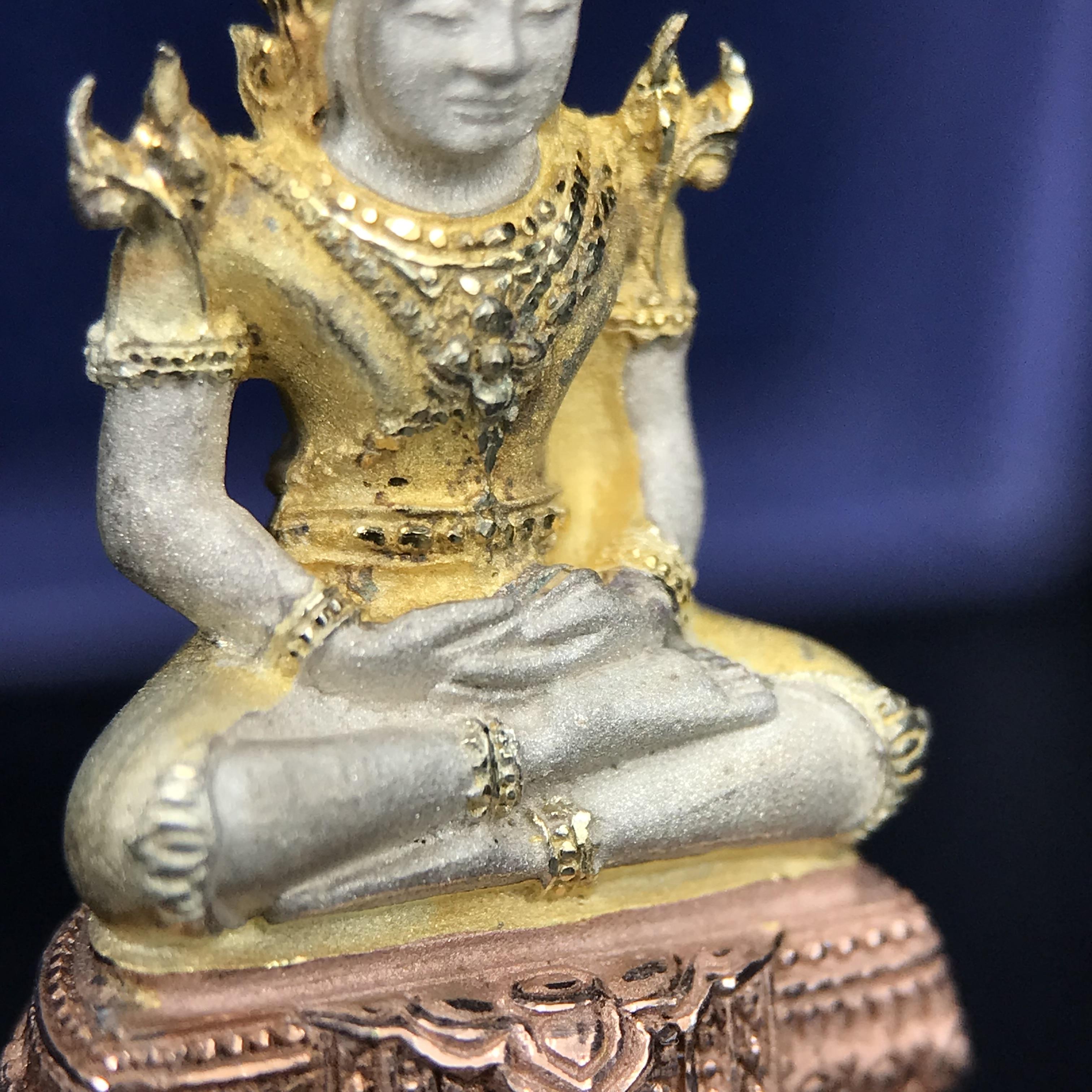 พระแก้วมรกต ภปร. ปี 2547 จัดสร้างโดยโรงพยาบาลภูมิพลอดุลยเดช เนื้อเงิน(3 กษัตริย์) ลอยองค์ หน้าตัก 1/2 นิ้ว สูง 3.7 ซม.พิธีมหามังคาภิเษก ณ พระอุโบสถวัดพระศรีรัตนศาสดาราม(วัดพระแก้ว) งดงามทรงคุณค่าอีกหนึ่งรุ่นยอดนิยม หายาก(องค์หมายเลข ๒๑๒๒)