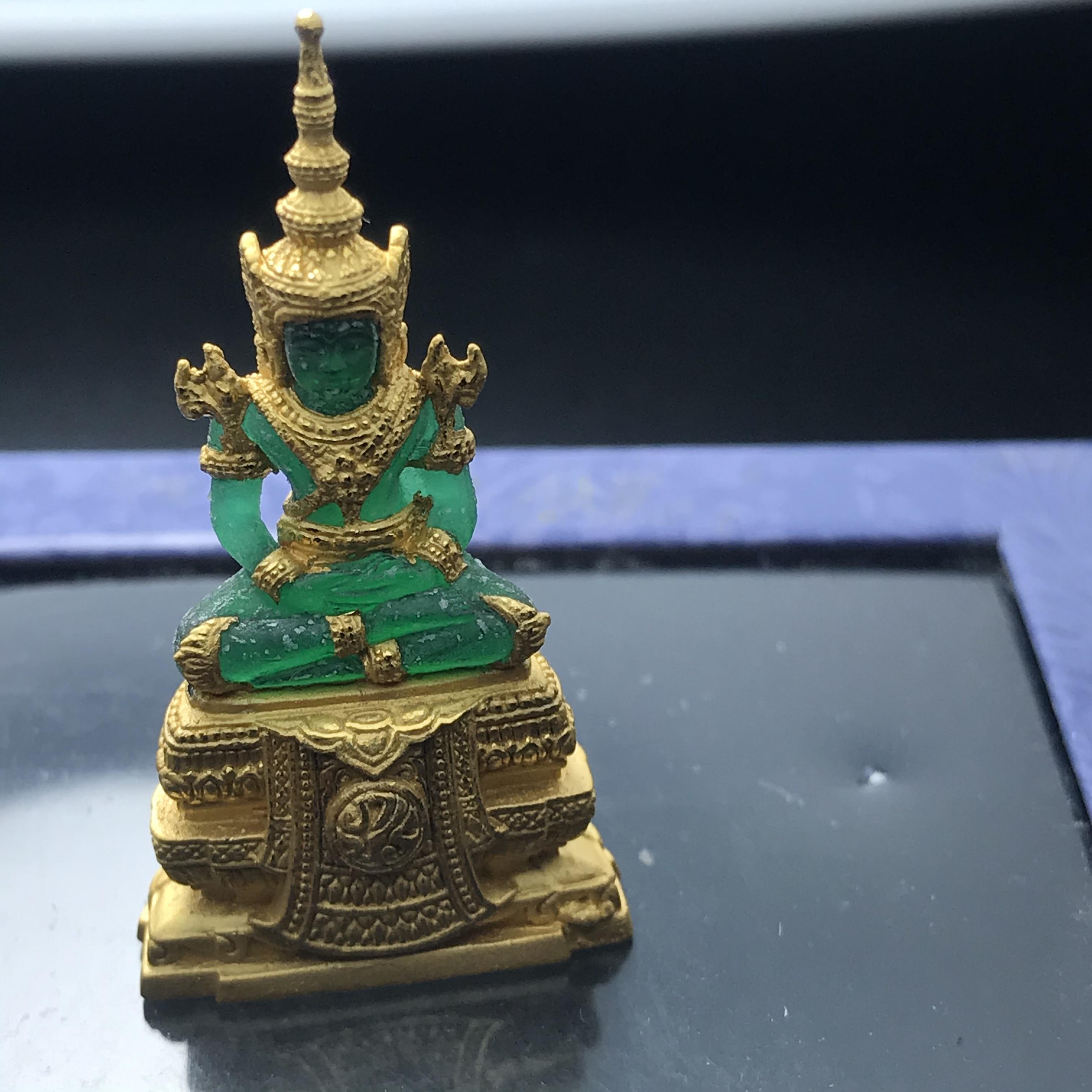 พระแก้วมรกต ภปร. ปี2547 จัดสร้างโดย รพ.ภูมิพลฯ ลอยองค์ หน้าตัก 1/2 นิ้ว เนื้อเรซิ่นหุ้มทองคำ99.99%