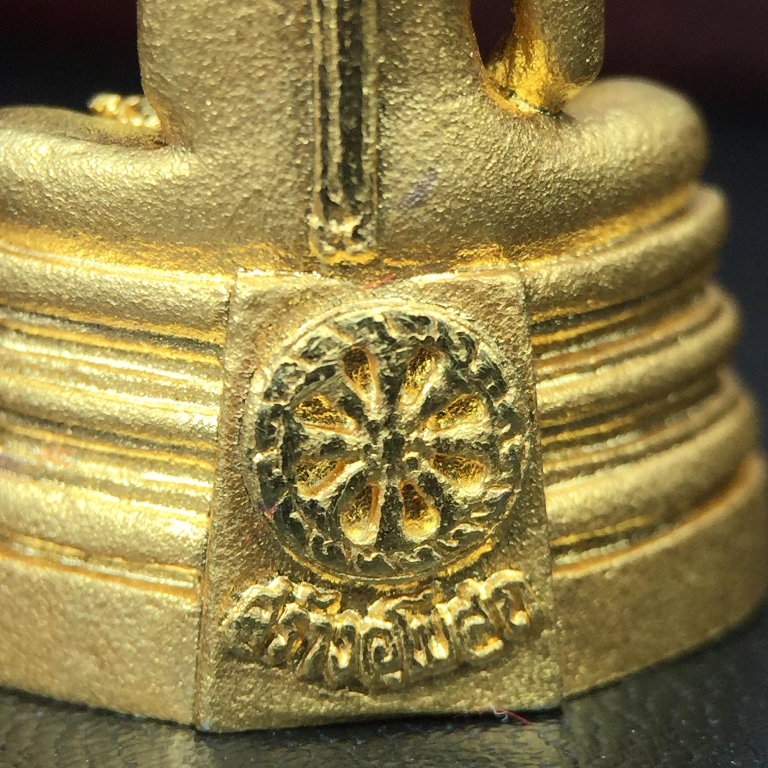 พระพุทธโสธร(หลวงพ่อโสธร) รุ่นสร้างอุโบสถ ปี2539 เนื้อเงิน(ชุบทองพ่นทรายขัดเงาบางส่วน สวยดุจทองคำ) ลอยองค์พิมพ์ใหญ่ สภาพสวยกล่องบรรจุเดิมครบสมบูรณ์(แบบนี้หายาก)(งานแพรนด้า จิวเวลรี่)สวยงดงาม