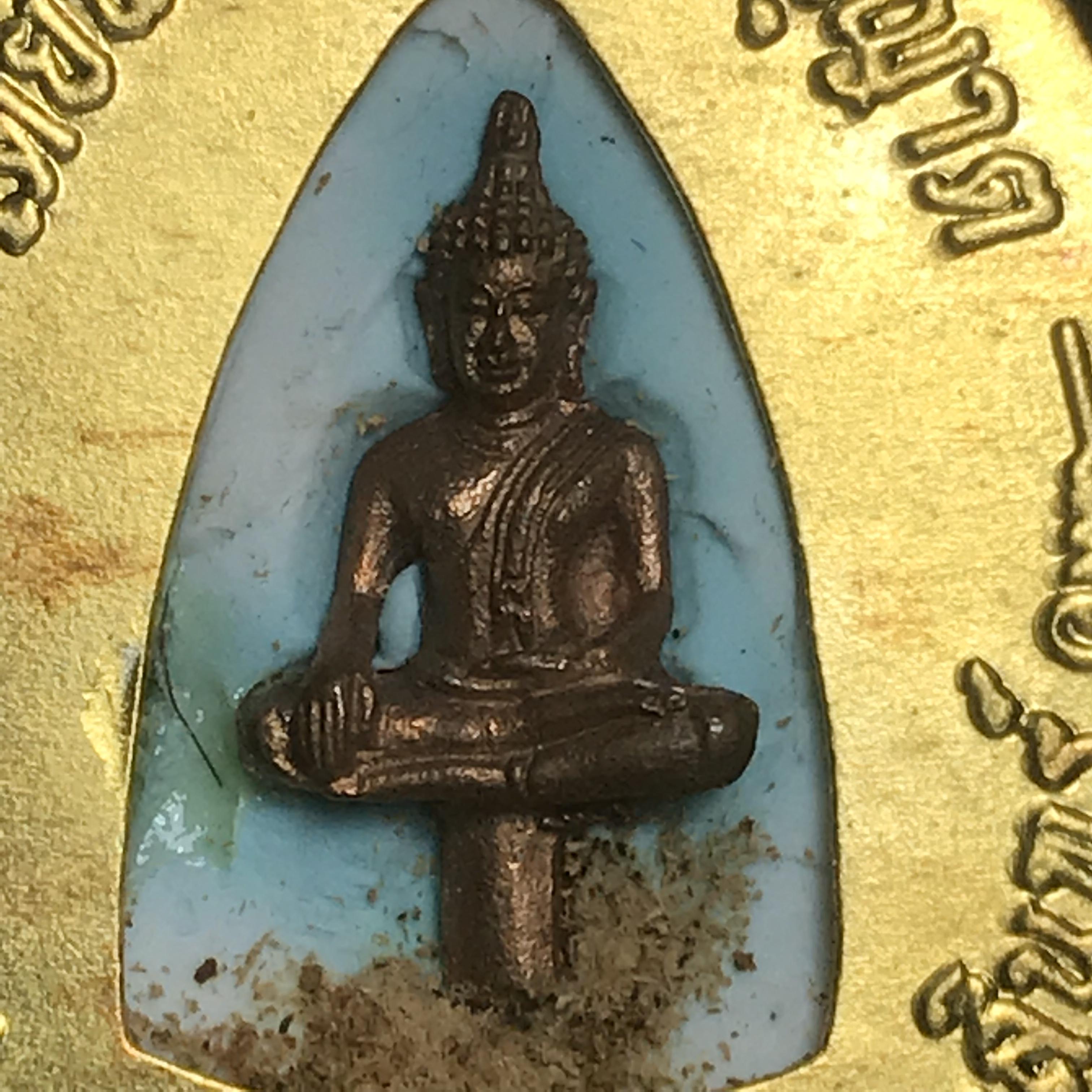 ล็อกเกตในหลวงรัชกาลที่9 ที่ระลึกครบ 25 ปี มูลนิธิศรีรัตนโกสินทร์ วัดสุทธาราม พ.ศ. 2550 พิมพ์ทรงวงรีรูปไข่ใหญ่ ฉากสีทอง หลังปิดแผ่นทองคำ ฝังพระยอดธง บรรจุมวลสารจิตรลดาและเกศาในหลวง ร.9 (หมายเลข 3)(นัมเบอร์สวยเลขตัวเดียว)(นิยมหายากสุด)(1 ใน 422 องค์)