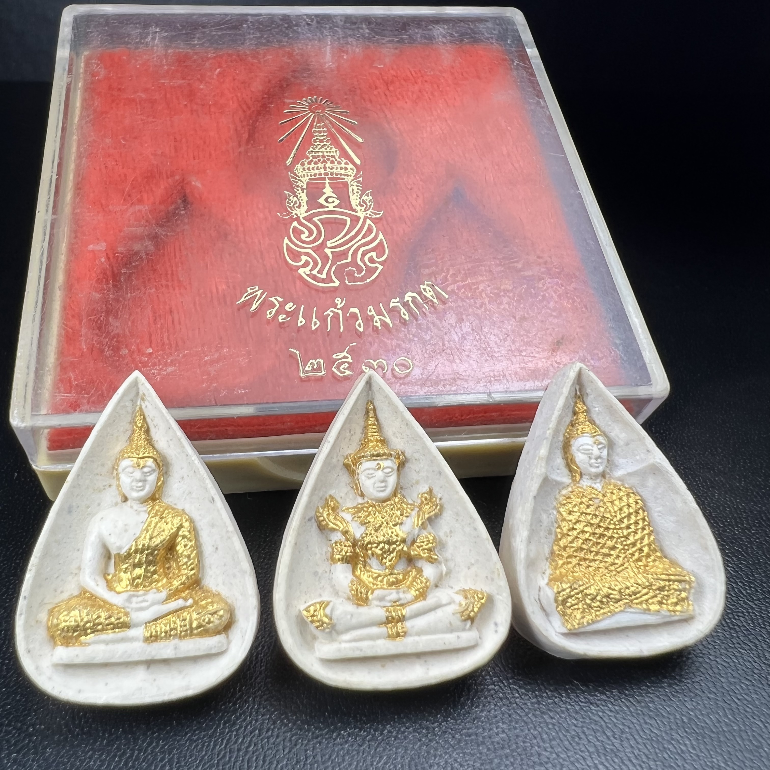 พระแก้วมรกต หลัง ภปร. เนื้อผง ปี2530 พระดี พิธีใหญ่ ประกอบพิธีพุทธาภิเษกพร้อมกับพิธีพระกริ่งปวเรศ ปี2530 วัดบวรนิเวศและวัดพระแก้ว(ครบชุดสามฤดูกล่องเดิมครบ)หายาก