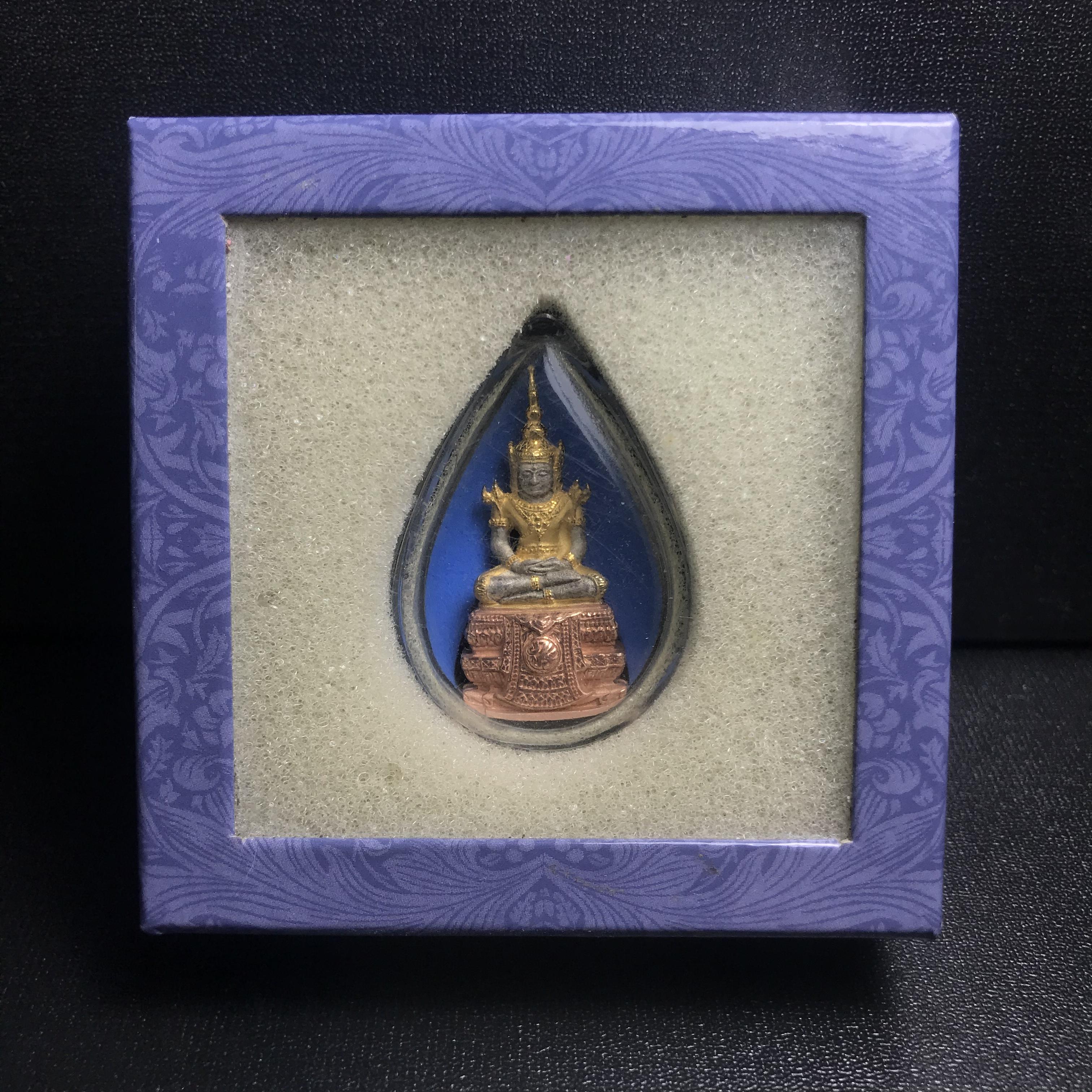 พระแก้วมรกต ภปร. ปี2547 จัดสร้างโดย รพ.ภูมิพลฯ เนื้อเงิน (3 กษัตริย์)ลอยองค์ หน้าตัก 1/2 นิ้ว(1ใน3000องค์)