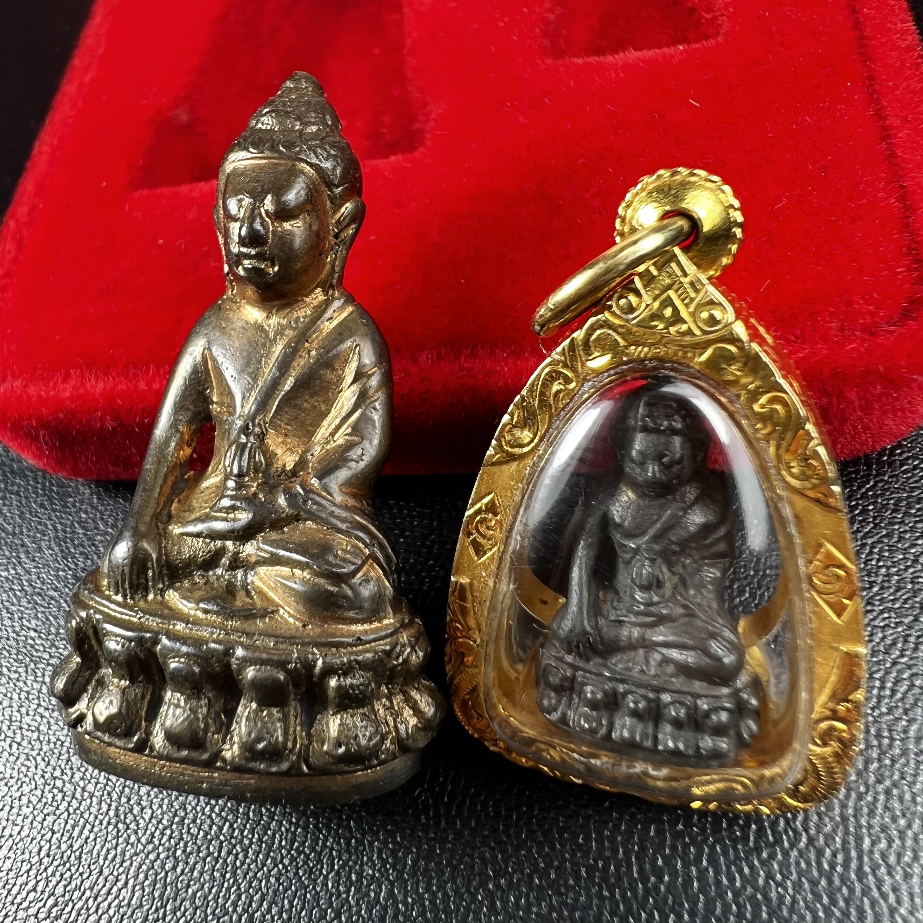 พระกริ่ง-พระชัยวัฒน์ ปวเรศ ปี2530 วัดบวรนิเวศราชวรวิหาร(องค์พระชัยวัฒน์เลี่ยมกรอบทองคำแท้)(ในหลวง ร.9 เสด็จเททอง)(บรรจุเส้นเกศาในหลวงรัชกาลที่9)พร้อมสูจิบัตรเดิมตอนจัดสร้าง(สภาพสวยครบสมบูรณ์) (องค์หน้าใหญ่)(องค์ทองทบ)แบบพิมพ์นิยมหายาก