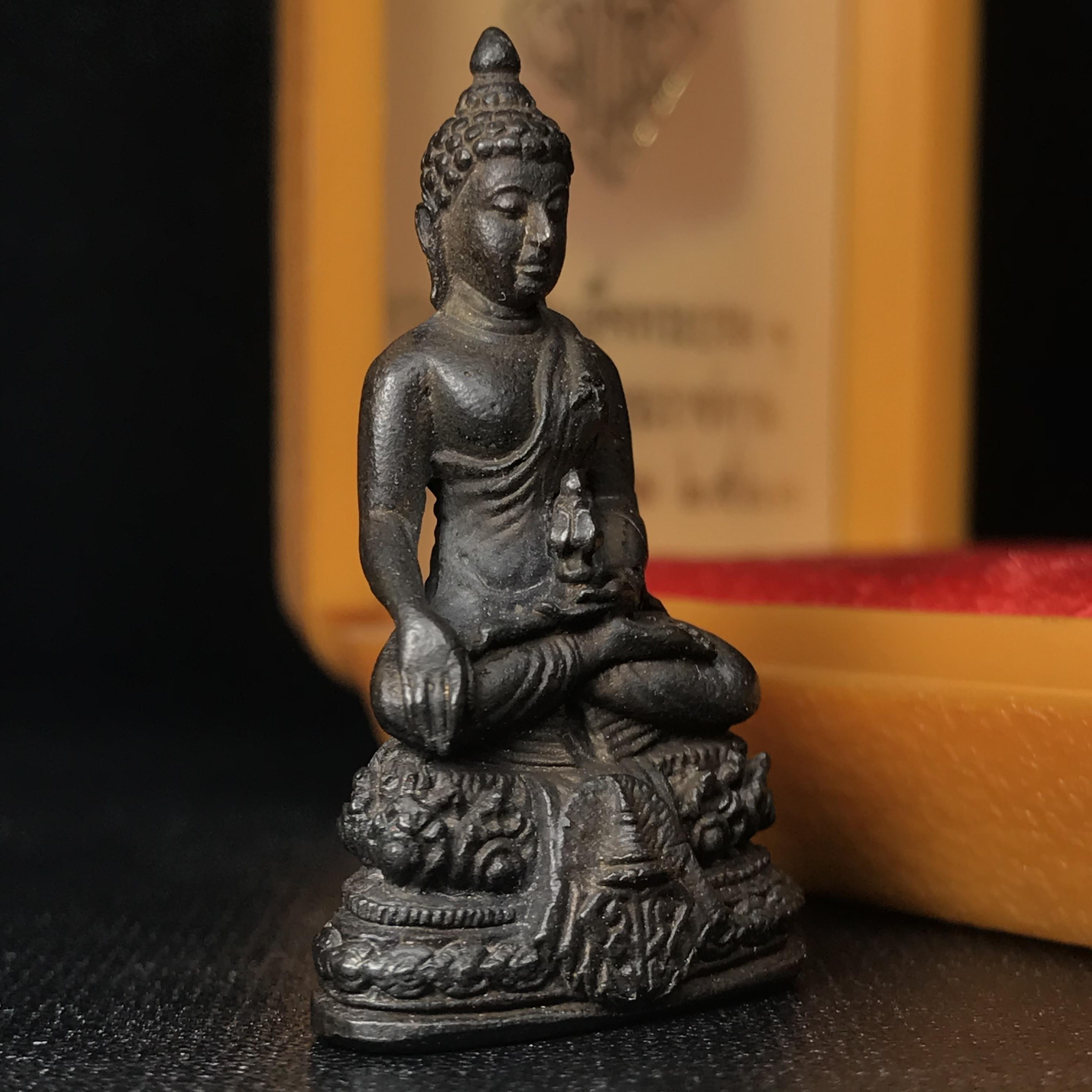 พระกริ่ง มวก(รุ่นแรก)พระราชทาน ปี2523 วัดบวรนิเวศวิหาร เนื้อนวโลหะกล่องบรรจุเดิม(คัดสวยคมชัด เนื้อนวโลหะเข้มขลังตามแบบฉบับงานแกะแม่พิมพ์โดย นายช่างเกษม มงคลเจริญ แบบนิยม พร้อมกล่องบรรจุเดิม)(หลวงปู่โต๊ะร่วมปลุกเสก)