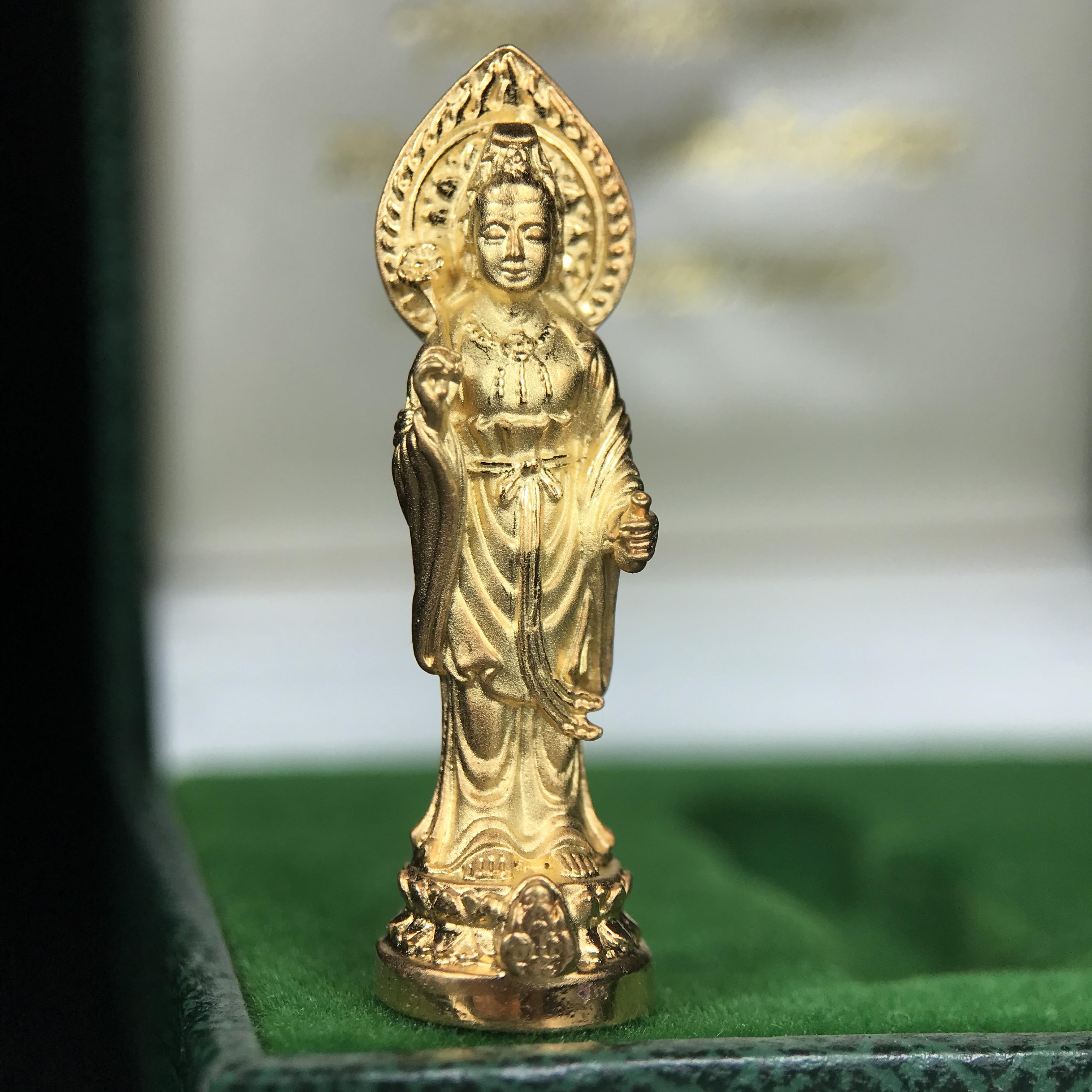 พระโพธิสัตว์อวโลกิเตศวร (เจ้าแม่กวนอิม) รุ่นฉลองปีกาญจนาภิเษก ปี 2540 เนื้อชุบทอง กะไหล่ทอง พ่น ทราย(สวยดุจทองคำ) เทศบาลนครหาดใหญ่จัดสร้างถวายเฉลิมพระเกียรติพระบาทสมเด็จพระเจ้าอยู่หัวทรงครองสิริราชสมบัติครบ 50 ปี(สภาพสวยเดิมพร้อมกล่องบรรจุเดิม)หายาก