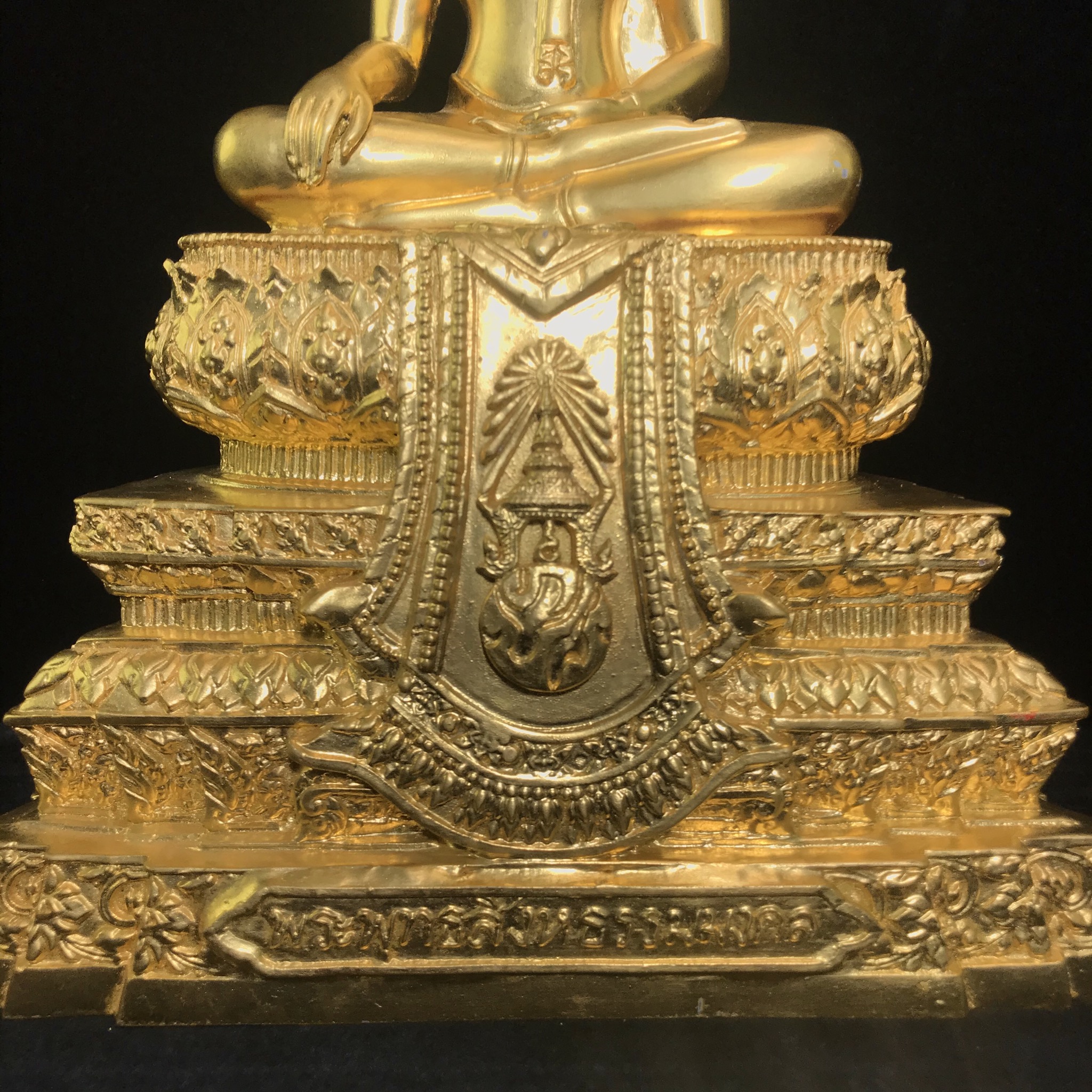 พระพุทธสิงหธรรมมงคล ภปร. รุ่นแรก พุทธสมาคมแห่งประเทศไทย ในพระบรมราชูปถัมภ์ จัดสร้าง ปี2547 เนื้อโลหะผสมปิดทอง หน้าตัก 5 นิ้ว(1 ใน 1999 องค์)