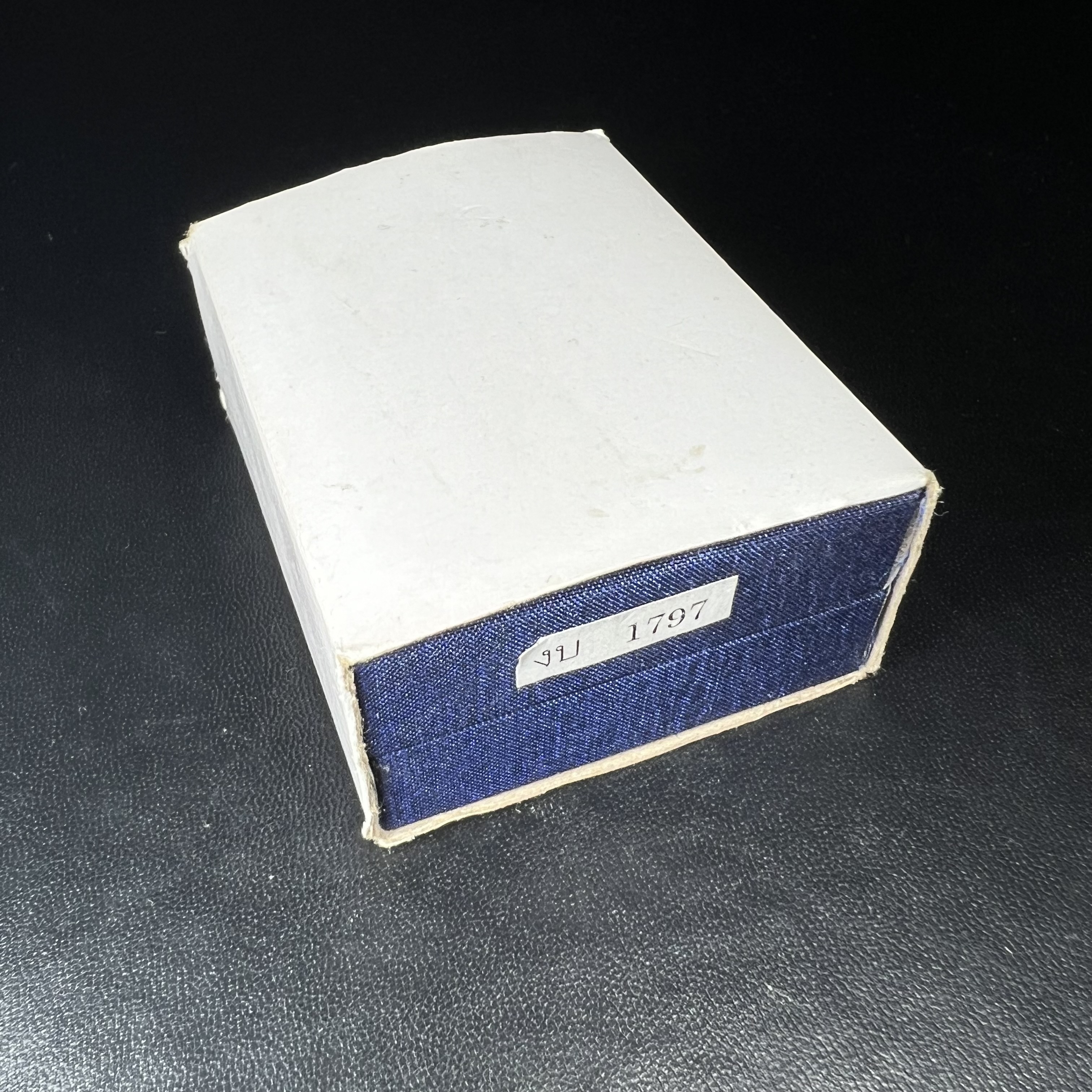 พระพุทธสิรินาคเภษัชยคุรุจุฬาภรณ์ ที่ระลึกโรงพยาบาลจุฬาภรณ์ พระกริ่งเงินฐานบรอนซ์ ขนาดความสูง 2.7 เซนติเมตร สภาพสวย ซีนซองกล่องบรรจุเดิมครบ องค์หมายเลข ๑๗๙๗