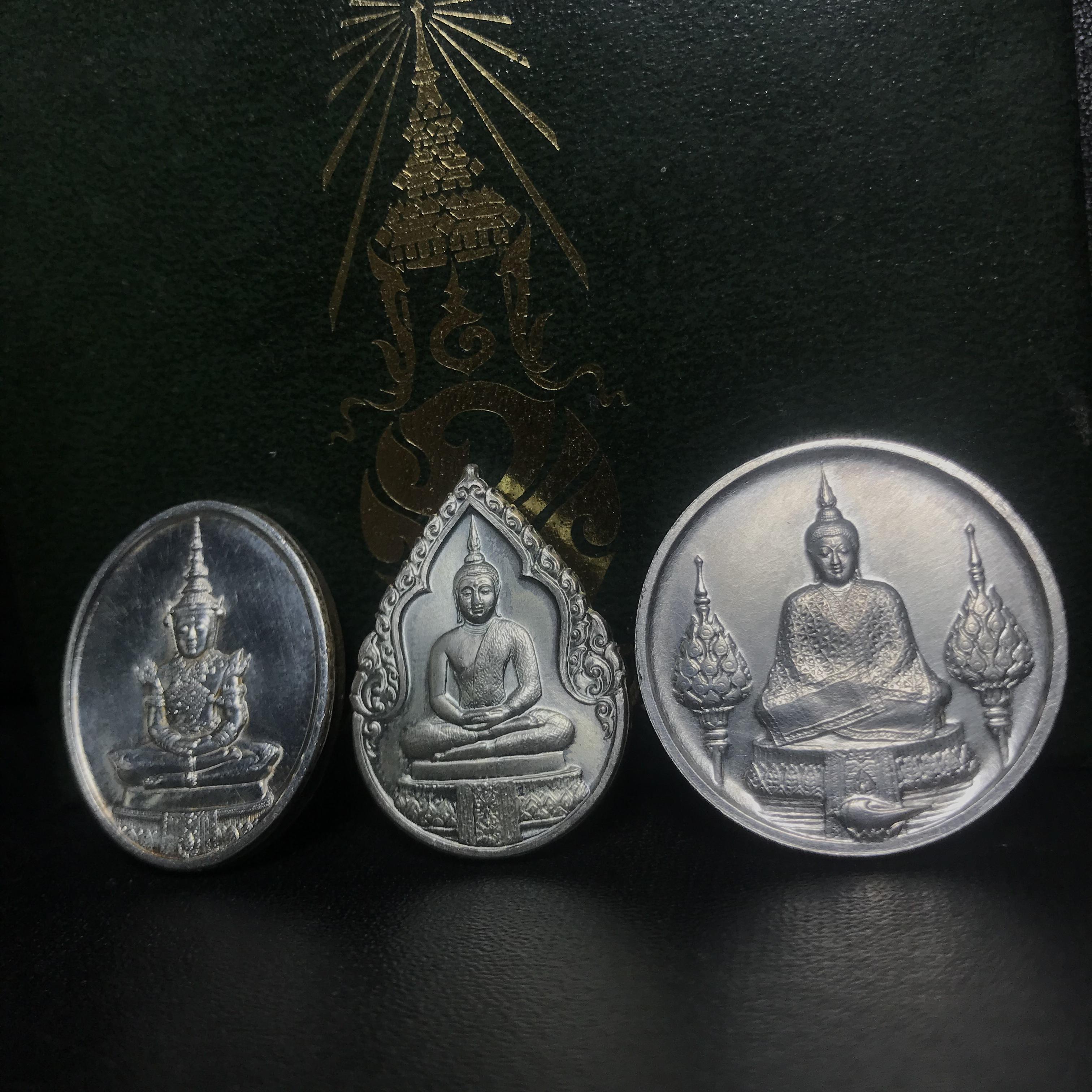 เหรียญพระแก้วมรกตหลัง ภปร ฉลองกรุงรัตนโกสินทร์ครบ 200 ปี พ.ศ.2525 เนื้อเงินกล่องบรรจุเดิมครบ3พิมพ์(บล็อกพระราชศรัธา)(ในหลวงรัชกาลที่9 เสด็จในพิธี)