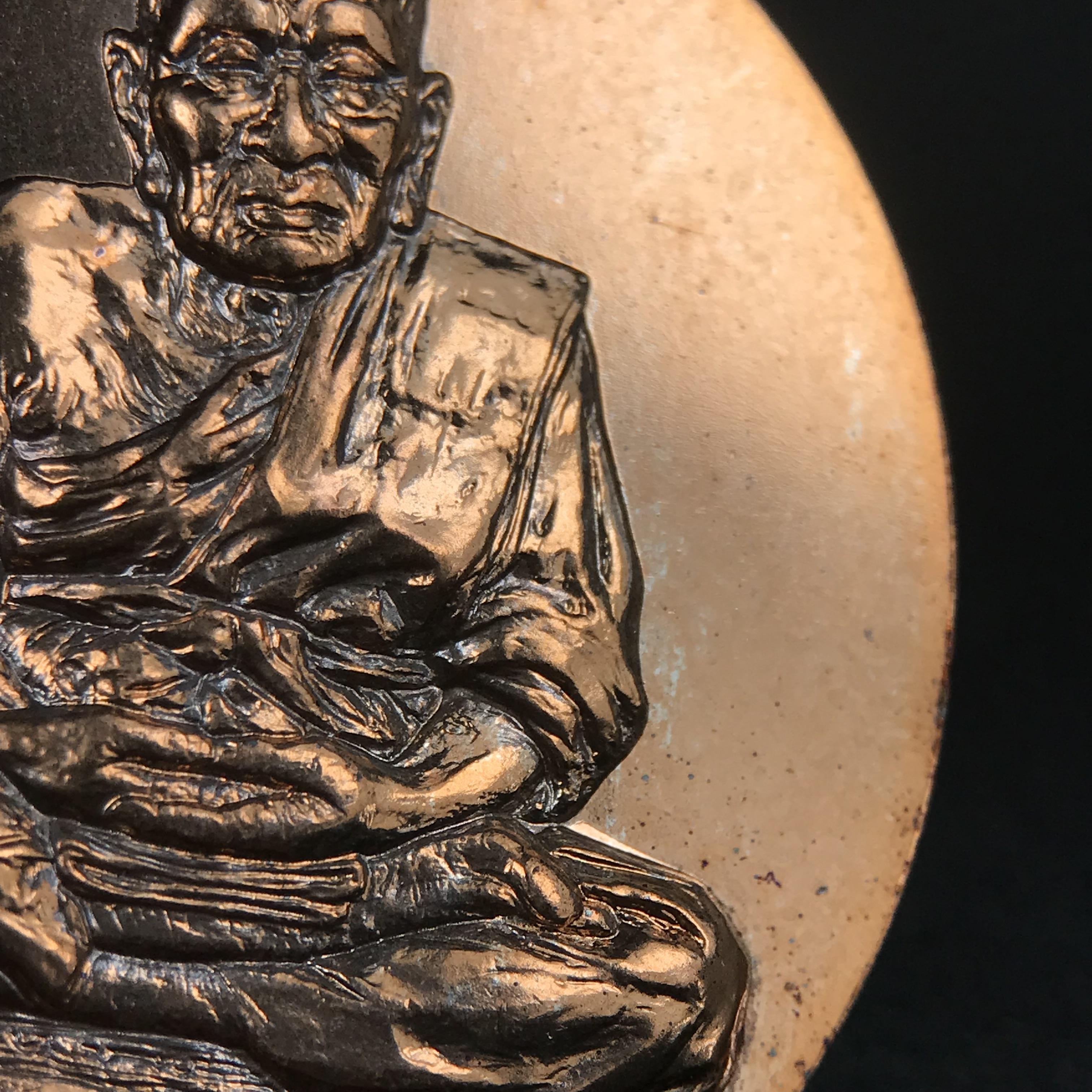 หลวงพ่อทวด พระนามาภิไธย สก. วัดห้วยมงคล จ.ประจวบคีรีขันธ์ ปี 2544(รุ่นแรก) เหรียญเนื้อนวโลหะ(Thai Bonze) ผลิตโดยโรงกษาปณ์ โมเน่ร์เดอปารีส ประเทศฝรั่งเศส สวยงดงามสภาพสวยกล่องใบรับรองครบสมบูรณ์(คุ้มครองแคล้วคลาด พิธีใหญ่) องค์หมายเลข 1807 (1 ใน 2999 เหรียญ)