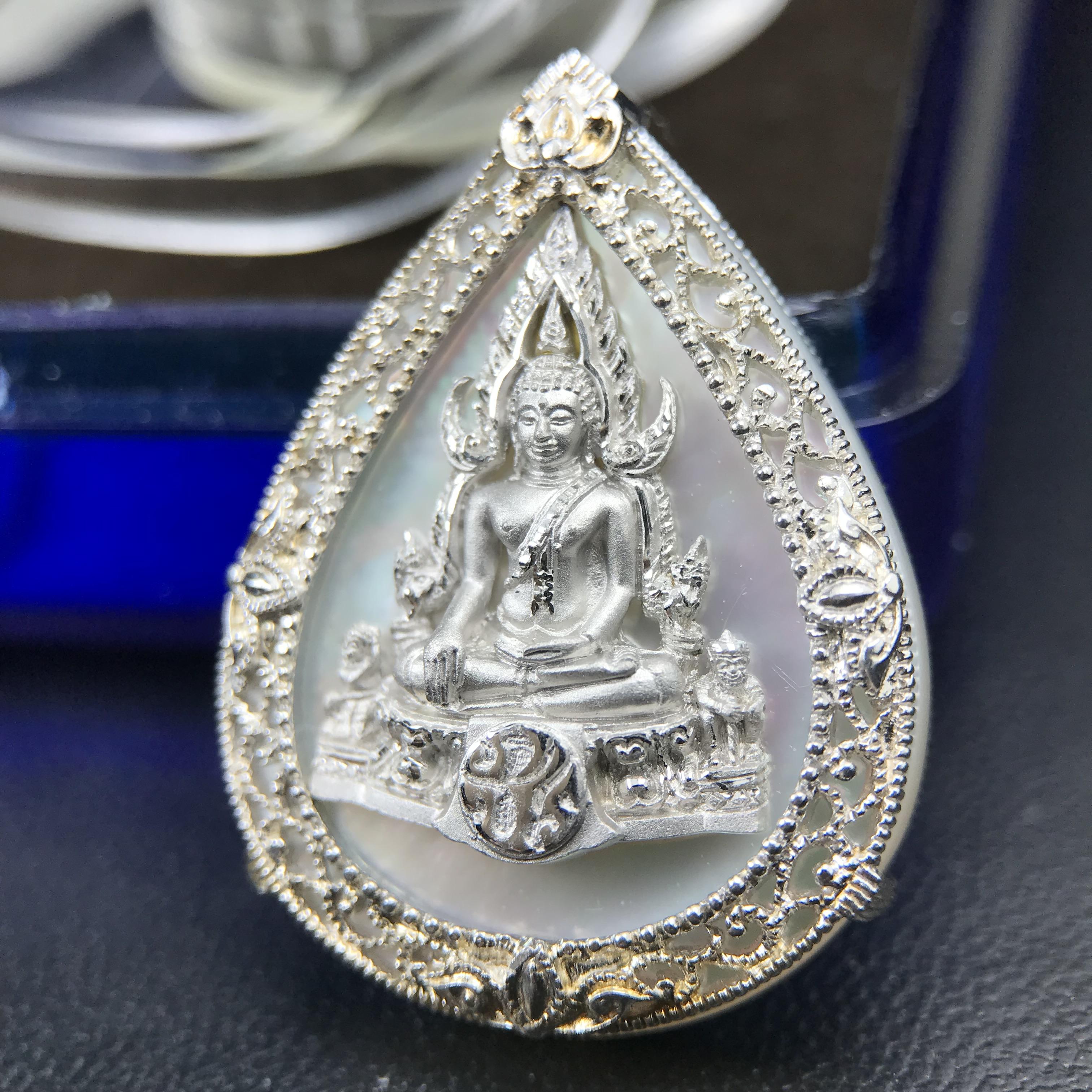 เหรียญพระพุทธชินราช ภปร. โครงการ เพราะแผ่นดินนี้คือแผ่นดินเกิด ปี 2551 รูปหยดน้ำ เนื้อเงินชุบทองคำขาว(ล้อมด้วยกรอบเงินชุบทองคำขาวสลักเสลาเป็นลวดลายละเอียดอ่อน ส่วนพื้นองค์พระเป็นเปลือกหอยมุขสวยงดงาม )(ขนาด 21 x 29 มม.) (สวยงามหายาก)1ใน5000องค์