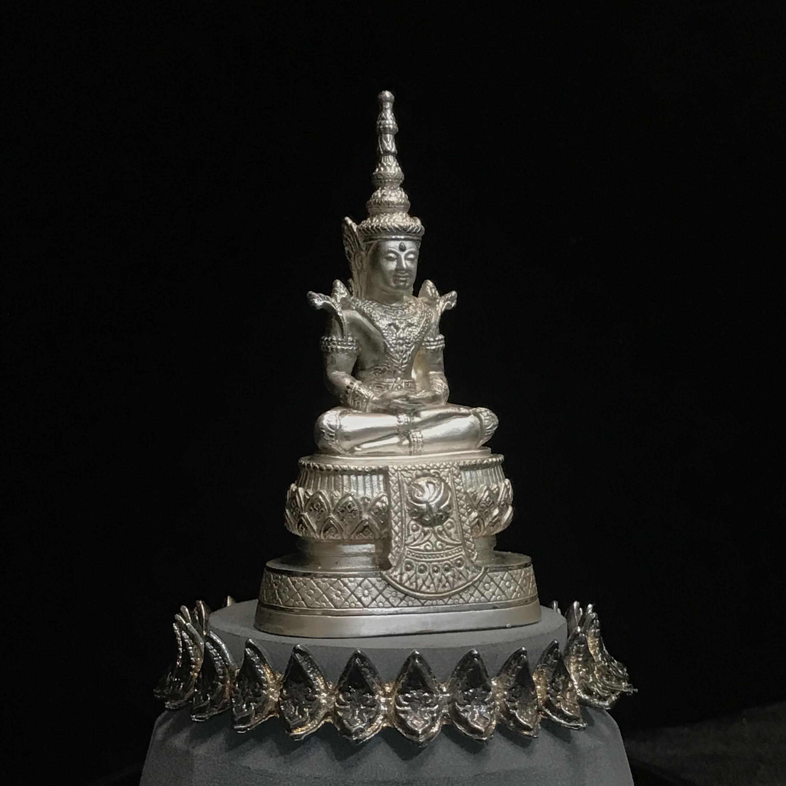 พระแก้วมรกต ภปร.(รุ่นแรก) ปี2545 รุ่นฉลองกรุงรัตนโกสินทร์ครบ 220 ปี หล่อลอยองค์ เนื้อเงิน ขนาดบูชา 50*90 มม. พร้อมฐานวางครอบแก้วเดิม(สวยงามและหายากมาก)