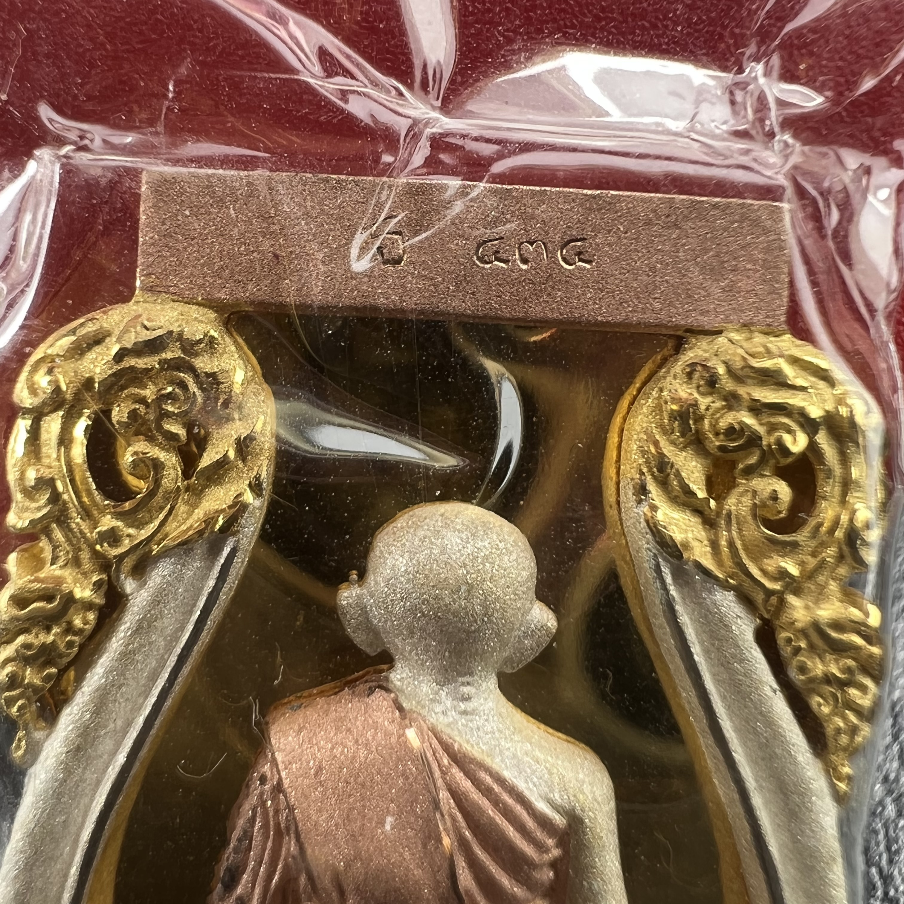 หลวงพ่อทวดเหยียบน้ำทะเลจืด รุ่นครบรอบกระทรวงกลาโหม 115 ปี พิธีปลุกเสก ณ มหาเจดีย์วัดพะโค๊ะ และบนเรือรบหลวงกองเรือยุทธการภาคที่ 2 กลางทะเล จังหวัดสงขลา ปี2545 เหรียญทรงเสมาเนื้อเงินสามกษัตริย์(ฉากพื้นหลังผิวกระจก) ตอกโค๊ตและหมายเลข ซีนซองเดิมกล่องบรรจุเดิม