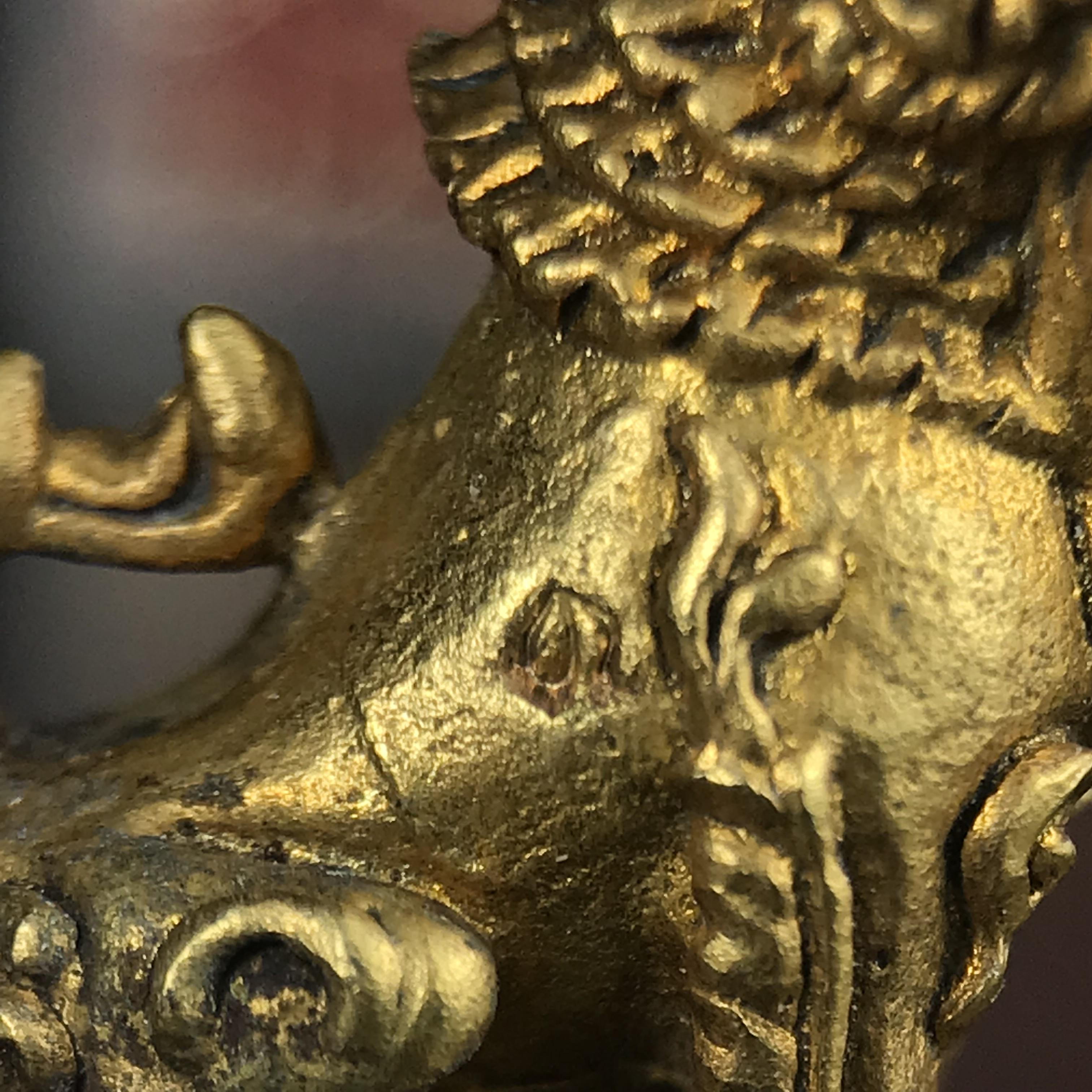 สิงห์เจ้าพ่อดำ วัดบุพพาราม จ.เชียงใหม่ ปี 2518 เนื้อกะไหล่ทอง(ตอก 2 โค๊ต)หายาก(สภาพผิวเดิมสวยเดิมกล่องครบ) สิงห์รุ่นนี้มีพิธีดีมีเกจิอาจารย์ที่ร่วมปลุกเสกมากมาย****เครื่องราง ที่พระบาทสมเด็จพระเจ้าอยุ่รัชกาลที่ ๙ ทรงเสด็จฯประกอบพิธีด้วยพระองค์เอง