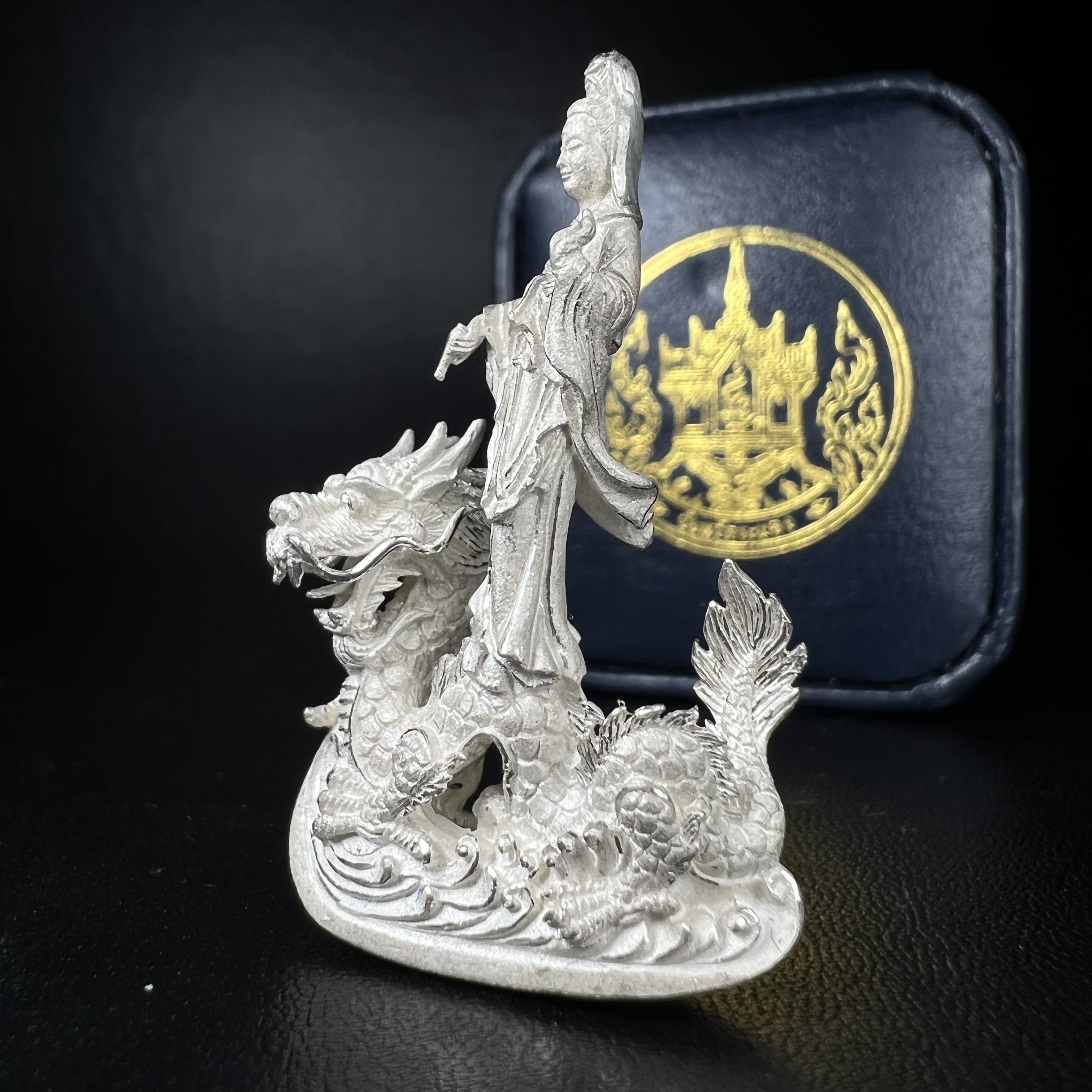 รูปหล่อลอยองค์พระโพธิสัตว์กวนอิม ทรงประทับมังกร จ.ระนอง เนื้อเงิน พิมพ์ใหญ่(สภาพผิว สวยงดงาม ทรงคุณค่า) เฉลิมฉลองในวโรกาสที่พระบาทสมเด็จพระเจ้าอยู่หัวทรงครองสิริราชสมบัติครบ 50 ปี จ.ระนอง พ.ศ.2539