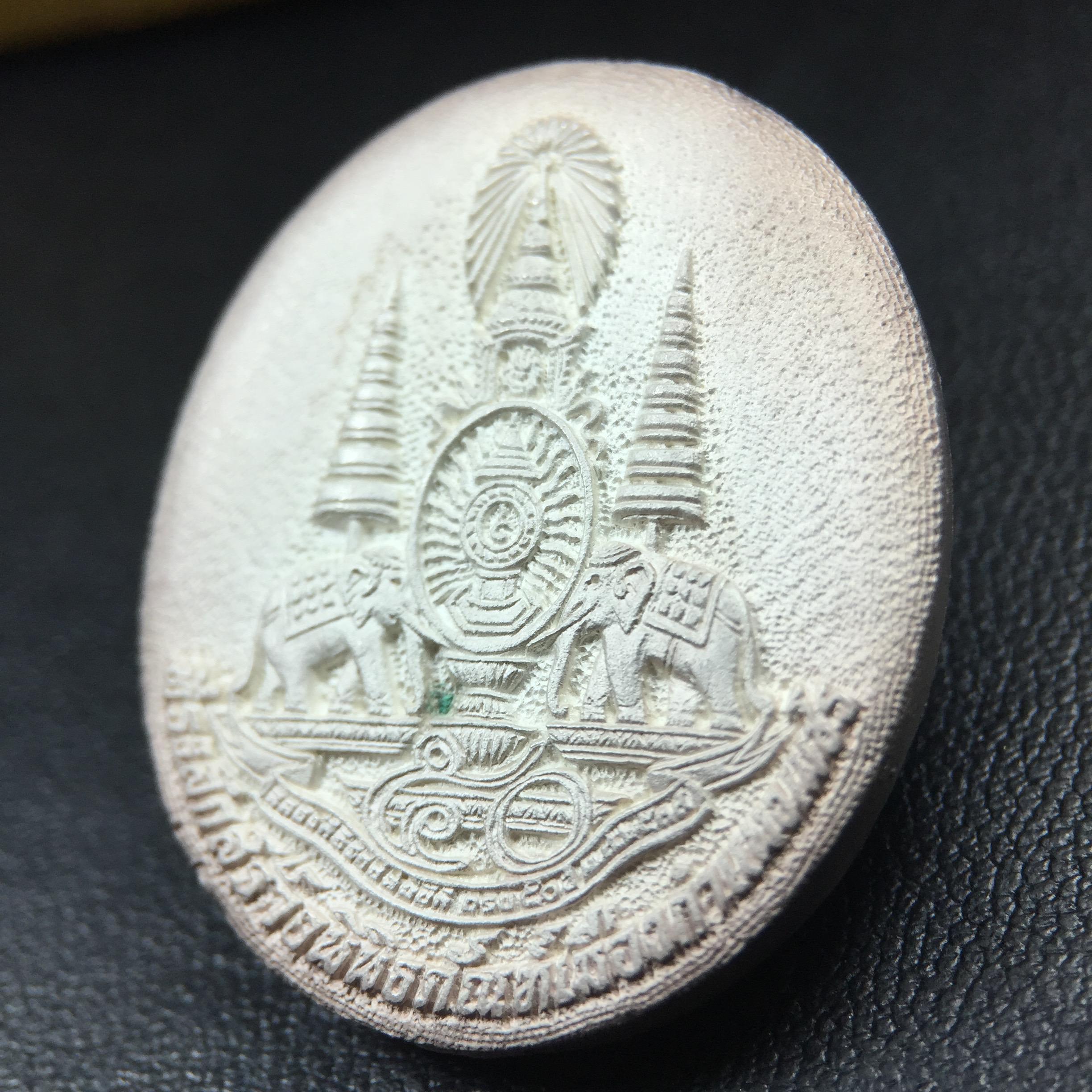 เหรียญรูปเหมือนพระญาณวิทยาคมเถร (หลวงพ่อคูณ ปริสุทโธ)ชุดกาญจนาภิเษกครองราชย์ครบ 50 ปี เนื้อเงิน วัดบวรนิเวศวิหาร ปี พ.ศ. 2538(จัดสร้างได้เหมือนหลวงพ่อคูณมาก มีรายละเอียดและความคมชัดสูง ลูกศิษย์ท่านไม่ควรพลาด วิจิตรศิลป์และพุทธศิลป์งดงาม)พิธีใหญ่