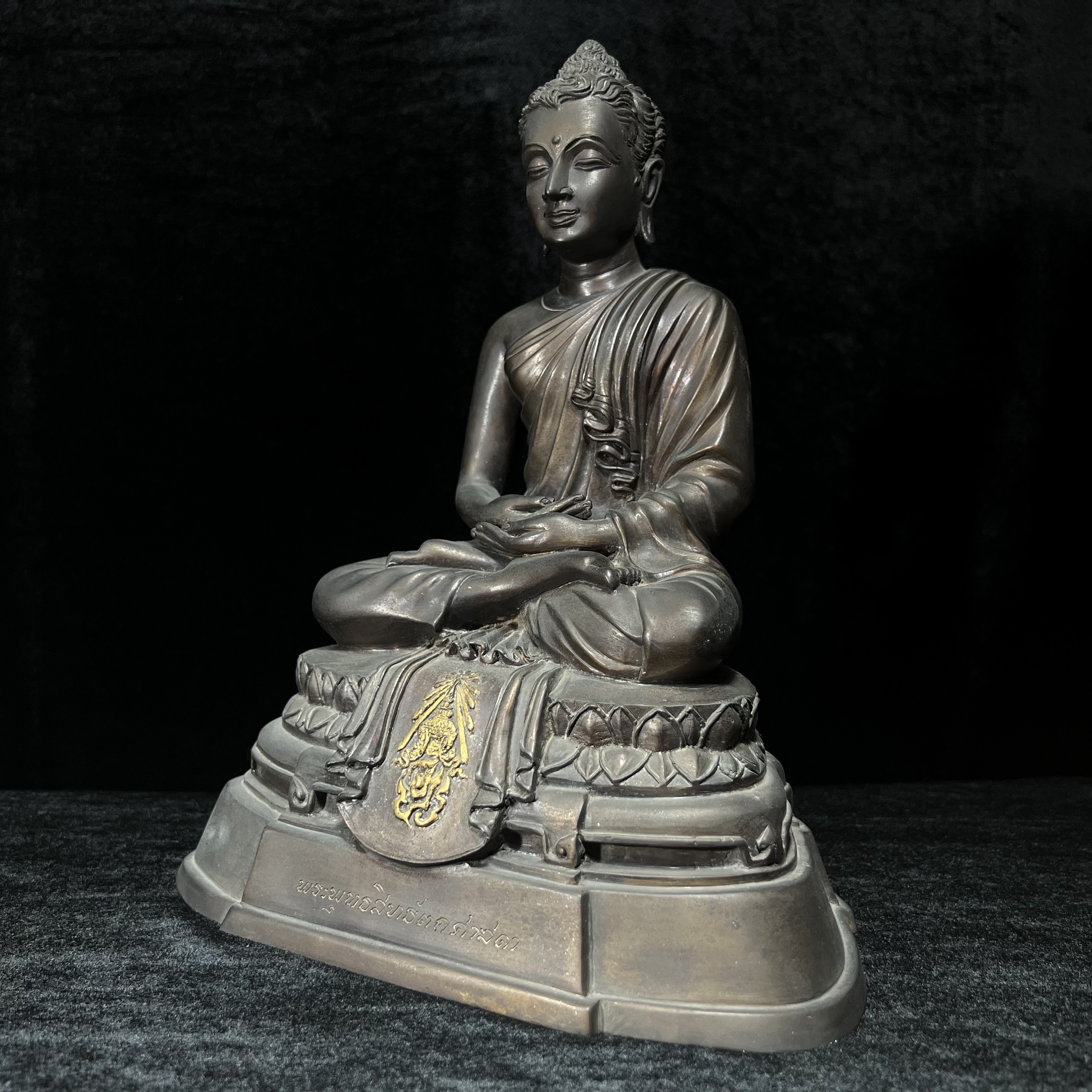 พระพุทธสิทธัตถศาสดา 100 ปี กรมบัญชีกลาง พ.ศ.2533(รุ่นแรก) เนื้อโลหะสำริด รมมันปู หน้าตัก 5.9 นิ้ว (พิธีใหญ่ ศิลป์สวย หายาก)(พระราชทานเม็ดพระธาตุ บรรจุมวลสารใต้ฐานองค์พระ)องค์หมายเลข 63(ผลรวมได้ 9 เลขมหามงคลเจริญก้าวหน้าในทุกด้าน)