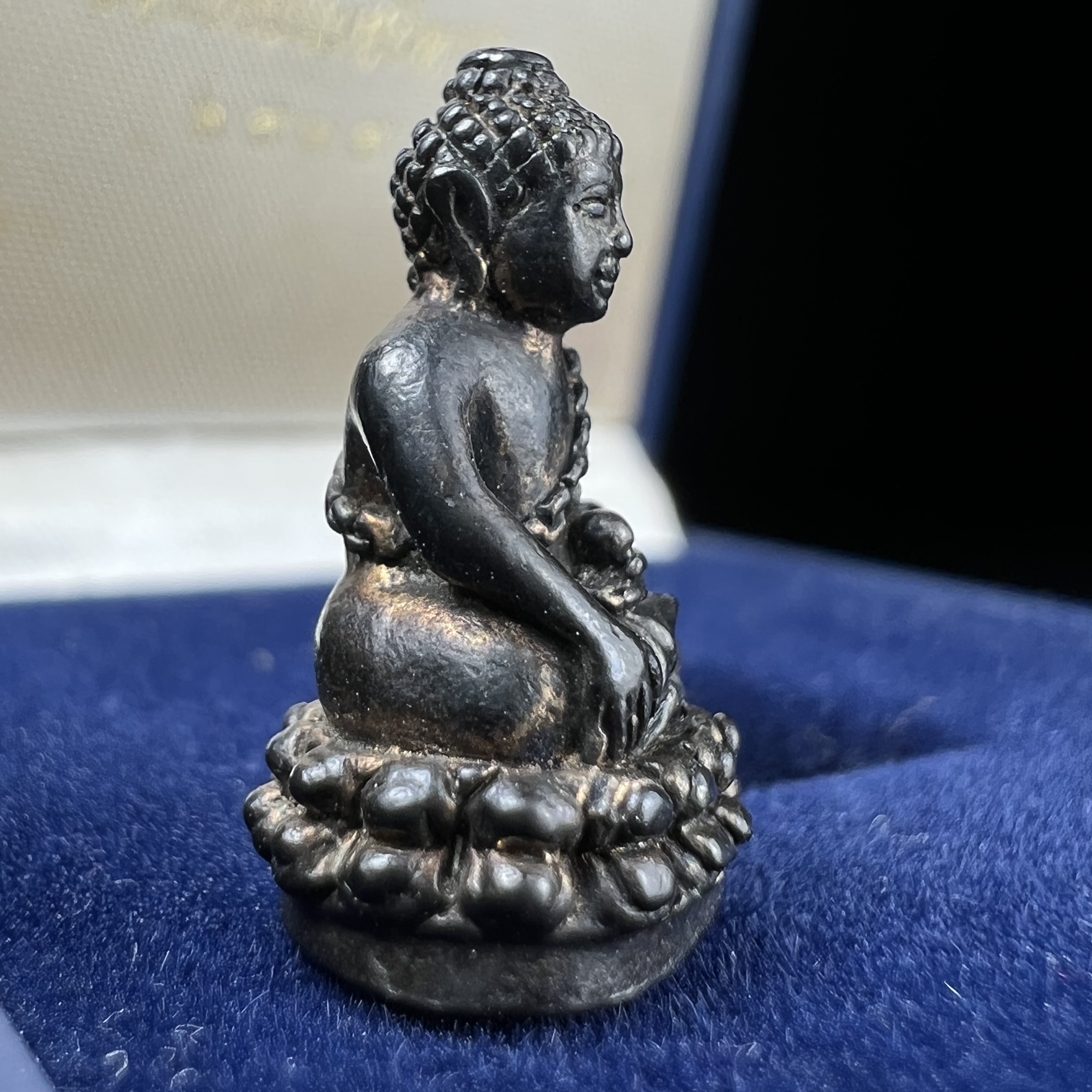 พระกริ่งพุทธอุดมสมบูรณ์(พระปุ้มปุ้ย)รุ่นแรก เนื้อนวโลหะเต็มสูตร วัดบวรนิเวศวิหาร ปี2535 แขวนบูชาไม่มีอดอยาก มีความอุดมสมบูรณ์สมตามลักษณะและมงคลนามตามชื่อ ตามปรารถนา(1ใน2000องค์)หายาก