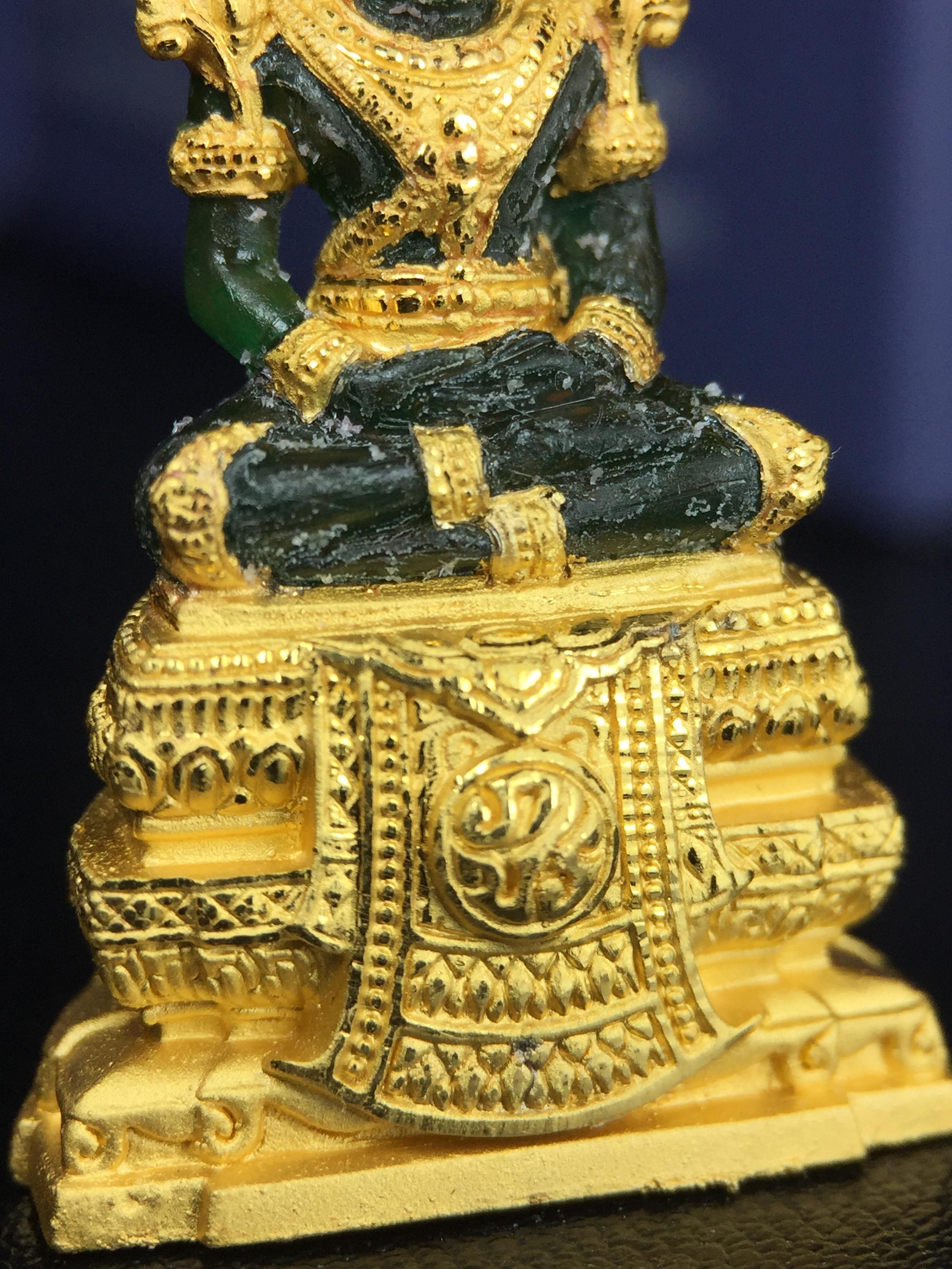 พระแก้วมรกต ภปร. จัดสร้างโดย รพ.ภูมิพลฯ ปี2547 ลอยองค์ขนาดหน้าตัก 1/2 นิ้ว เนื้อเรซิ่นหุ้มทองคำ99.99 งดงามทรงคุณค่าอีกหนึ่งรุ่นยอดนิยม หายาก