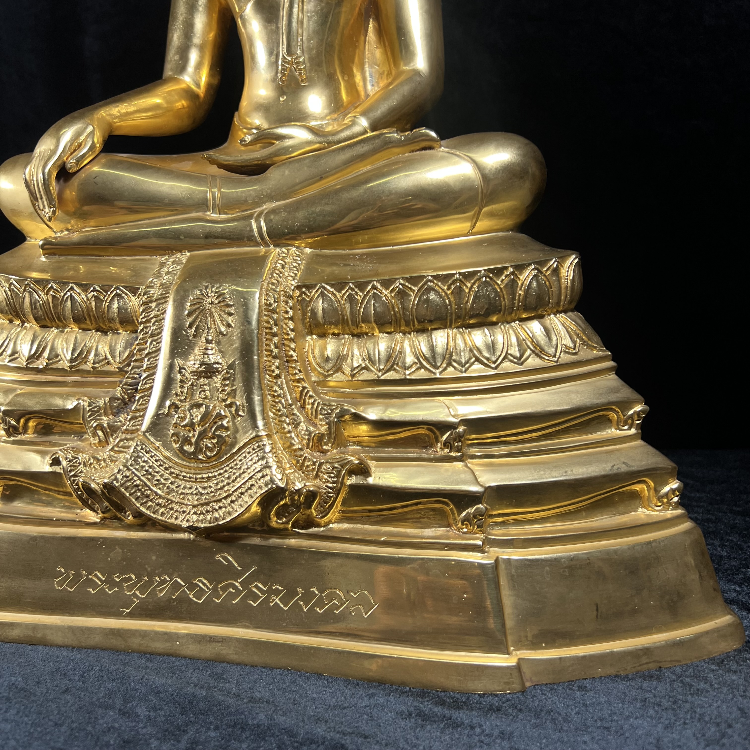 พระบูชาพระพุทธศิรมงคล ภปร. วัตถุมงคลคุ้มเกล้า ปี 2524 ของมูลนิธิคุ้มเกล้า โรงพยาบาลภูมิพลจัดสร้าง ขนาดหน้าตัก 9นิ้ว(ในหลวงรัชกาลที่9 ทรงจุดไฟพระฤกษ์และเททอง พิธีใหญ่)ยอดนิยมหายาก