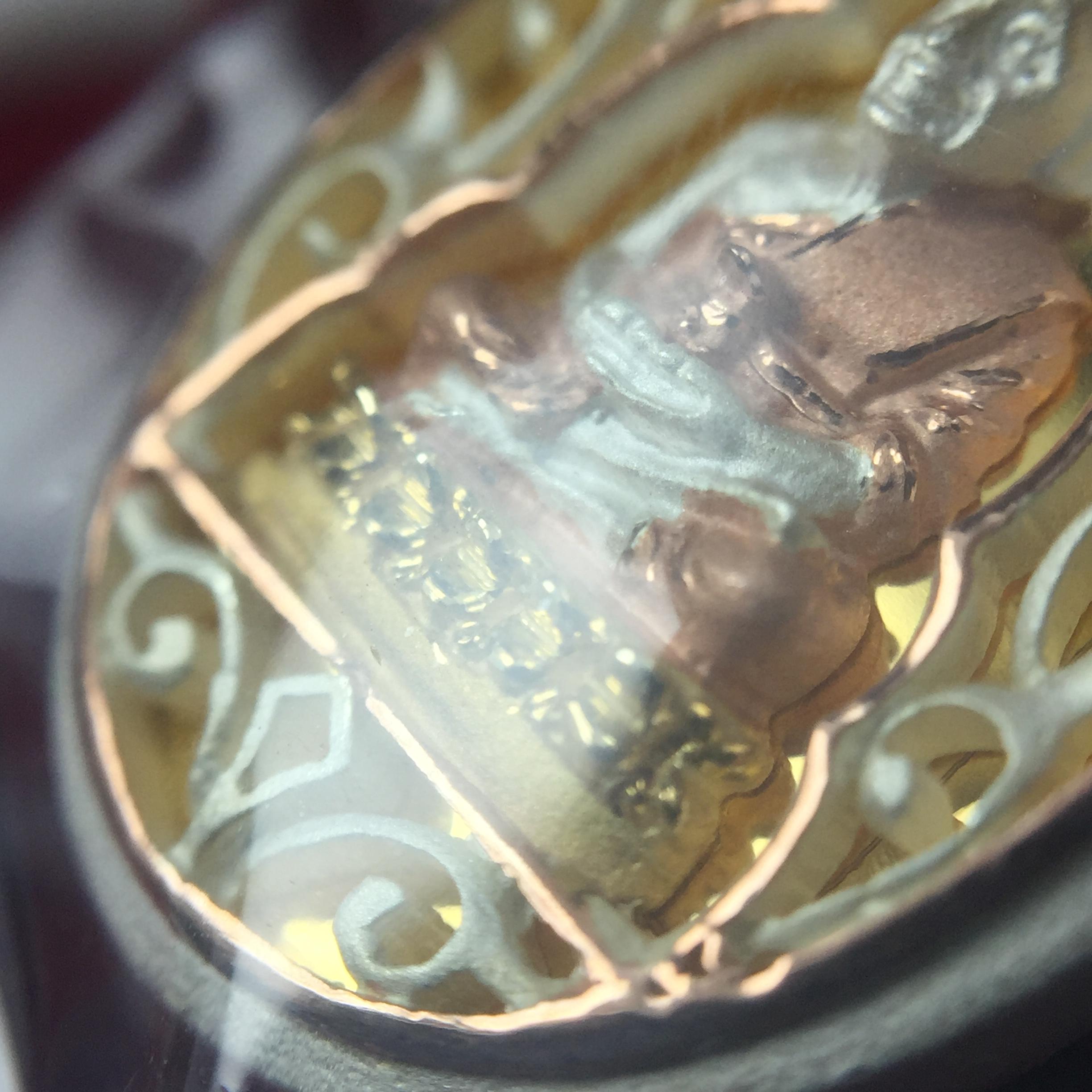 เหรียญหลวงพ่อทวด รุ่นมงคลบารมี วัดประสาทบุญญาวาส ปี 2545 เนื้อเงินสามกษัตริย์ พิมพ์ทรงรูปไข่เล็ก(ขนาด 2.0*1.8 ซม.)ฉลุลายฉากพี้นหลังสีทองสวยงาม ตอกโค๊ตมีหมายเลข พร้อมกล่องบรรจุเดิม