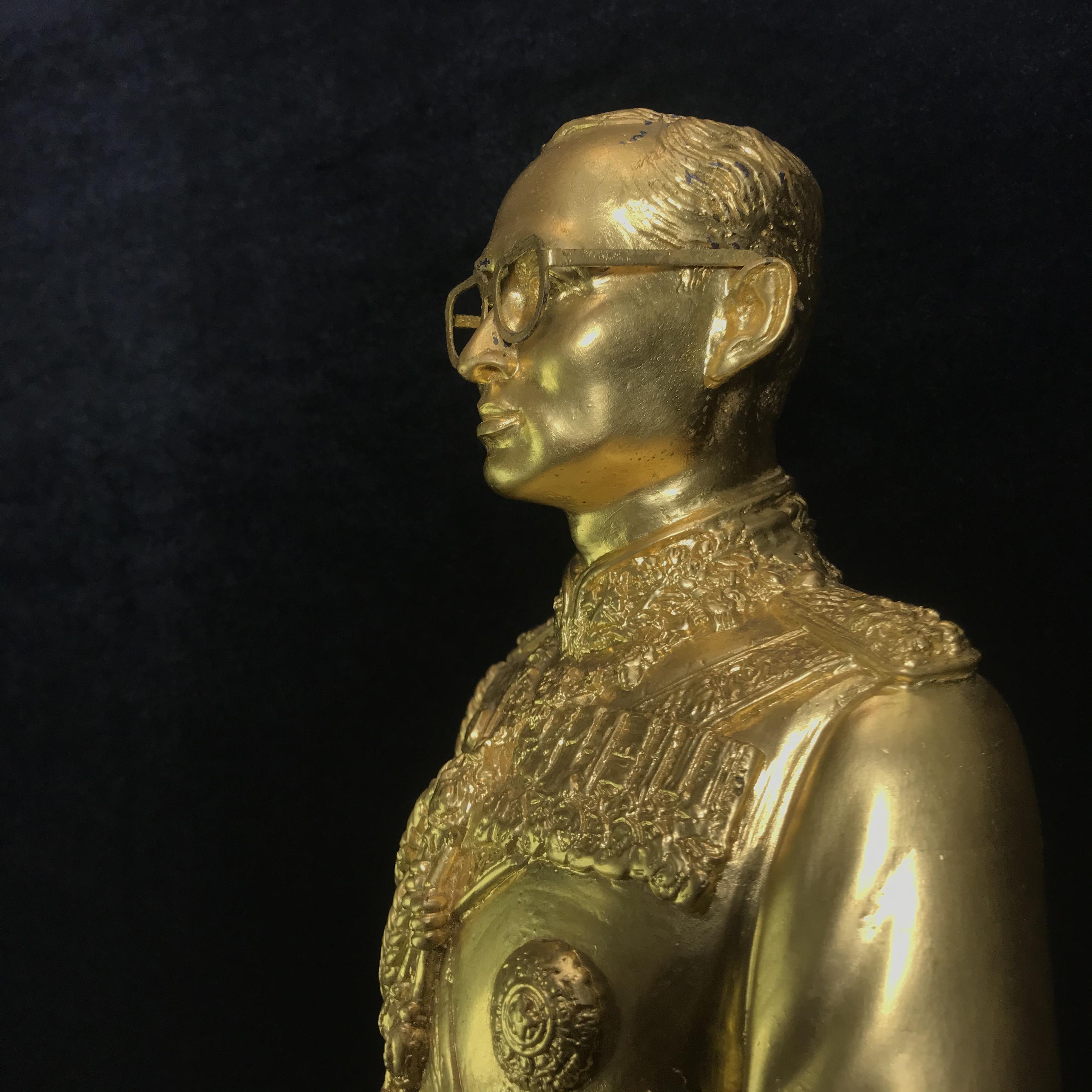 พระบรมรูปหล่อในหลวงรัชการที่ 9 โดยพระบรมราชานุญาต ที่ระลึกโครงการจัดสร้างโรงพยาบาลราชพิพัฒน์ ในมหามงคลวโรกาสพระราชพิธีกาญจนาภิเษก ทรงครองสิริราชสมบัติครบ 50 ปี พ.ศ.2539 (พิธีใหญ่ปลุกเสกวัดพระแก้ว)