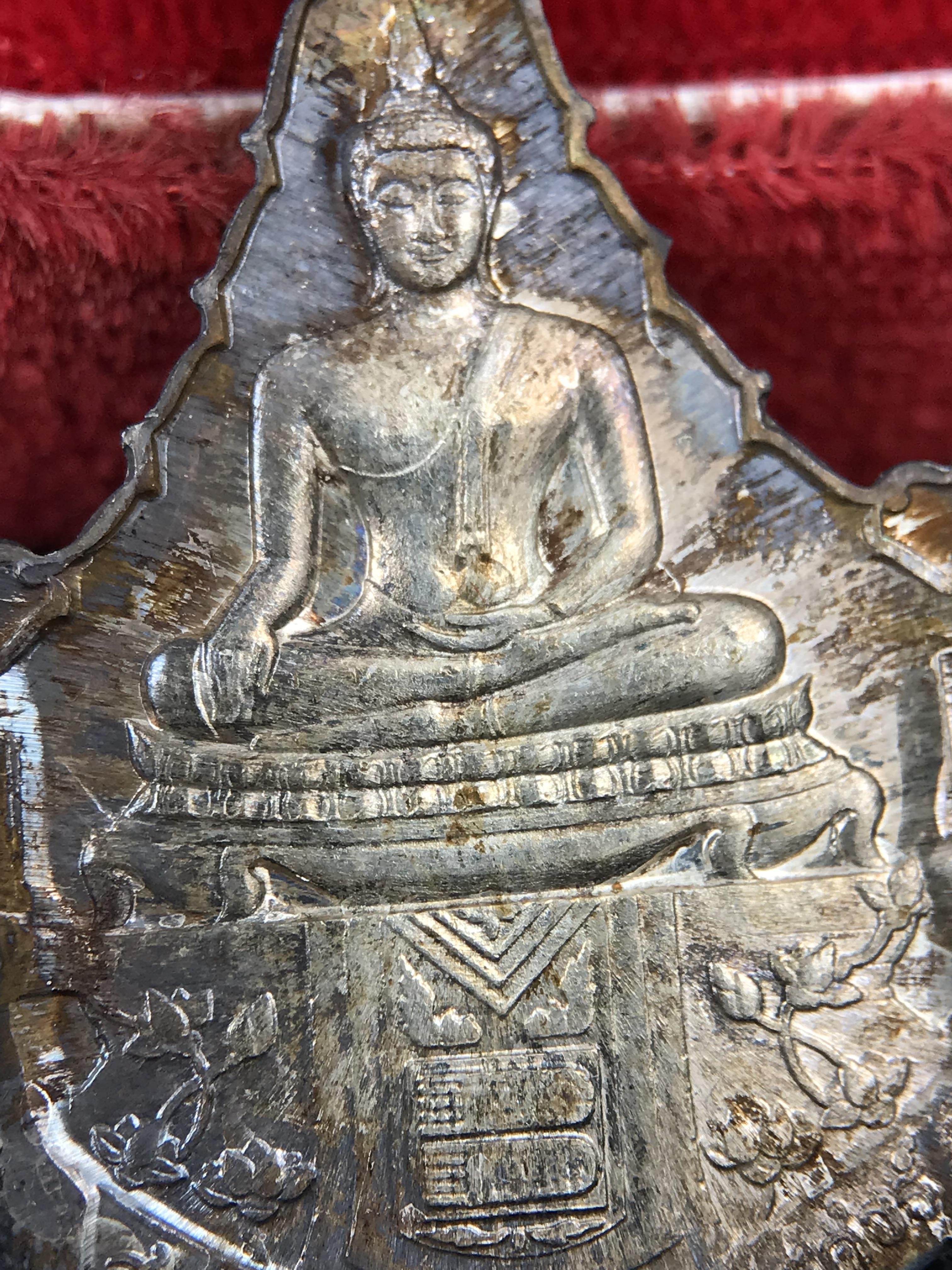 เหรียญพระพุทธญาณนเรศวร์ รุ่นแรก หลังพระปรมาภิไธย ภปร.และ สก.วัดญาณสังวราราม จ.ชลบุรี ปี 2527 เนื้อเงิน(ผิวเดิม ขึ้นรุ้งผิวน้ำทองกระจายทั่วเหรียญสวยมาก)ขนาด 2.3 x 3.8 ซม. พร้อมกล่องเดิม สมเด็จพระญาณสังวร ประธานในพิธีมหาพุทธาภิเษก(เนื้อเงินพบเจอน้อย หายาก)