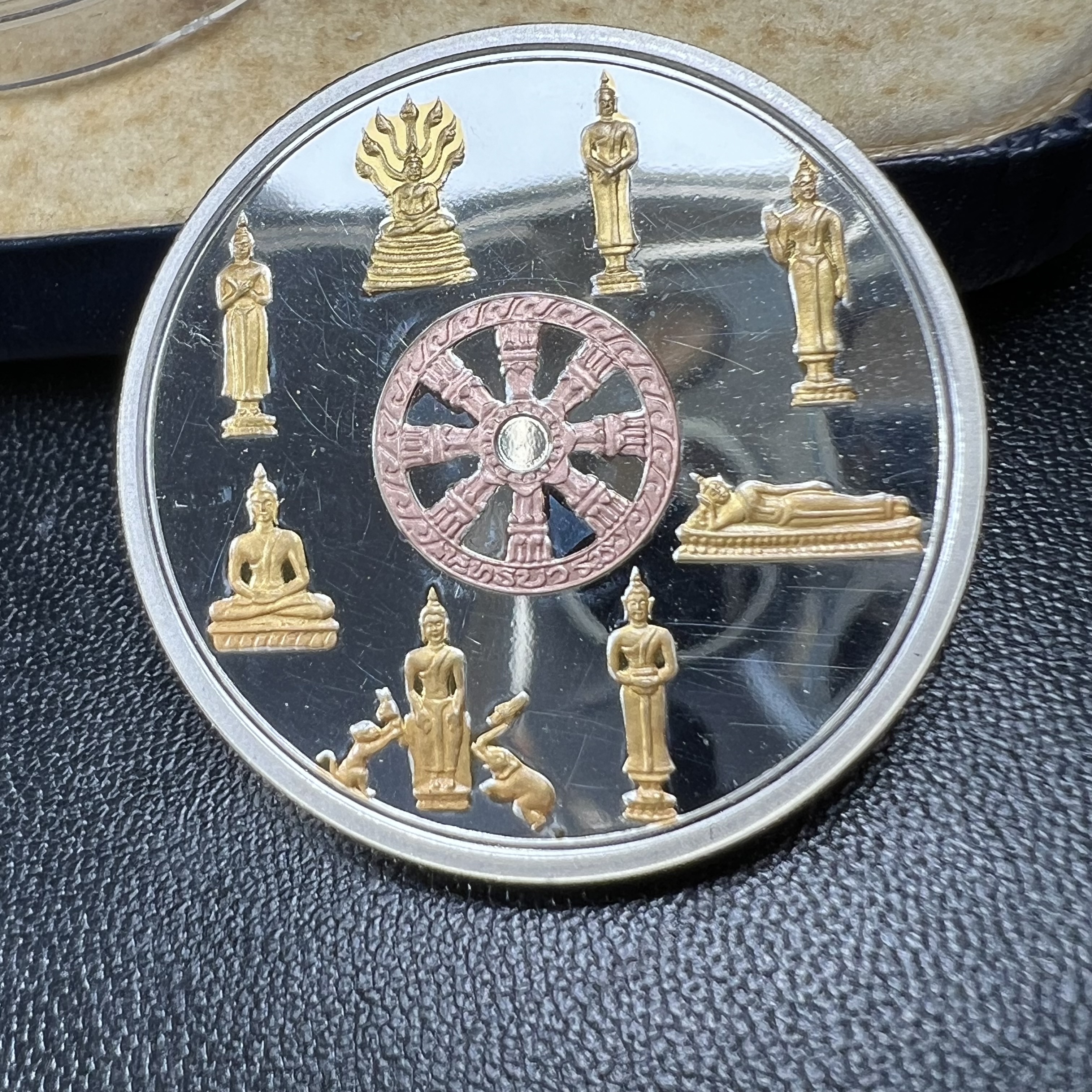 เหรียญพระแก้วมรกต พระพุทธชินราช พระพุทธโสธร รุ่นพุทธบารมี ปี 2540 เนื้อเงินขัดเงา 99.9% ชุบ 3 กษัตริย์ พร้อมกล่องบรรจุเดิม พิธีพุทธาภิเษก 2 พิธี มหามงคล (พระพุทธคู่บ้านคู่เมือง รูปแบบเหรียญสวยงดงามมาก พิธีใหญ่ เป็นที่นิยม)สร้างน้อยหายาก 1 ใน 500 เหรียญ