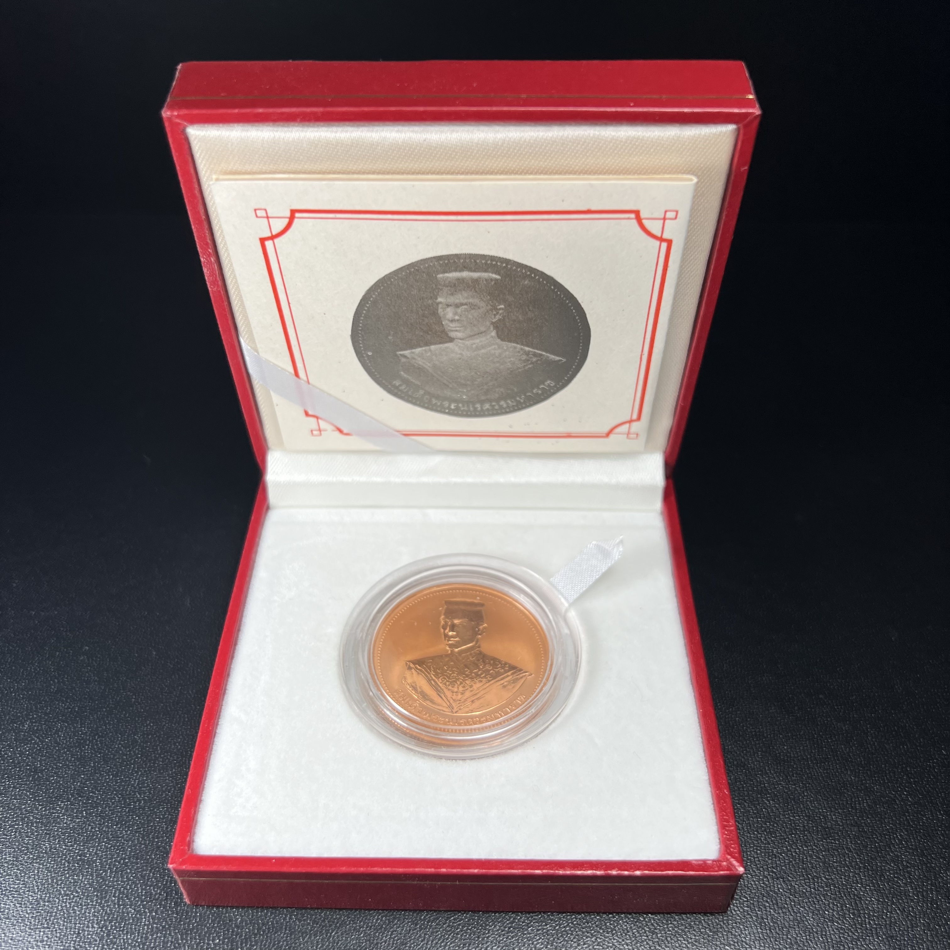 เหรียญสมเด็จพระนเรศวรมหาราช-พระพุทธชินราช รุ่นกองทุนสร้างอาคารเรียนวิทยาลัยสงฆ์ วัดพระศรีรัตนมหาธาตุ ปี 2536 เนื้อทองแดงขัดเงา บล็อกนอก เพิร์ธ ประเทศออสเตรเลีย(PERTH MINT)กล่องบรรจุเดิมใบรับรองพร้อมสวยงาม