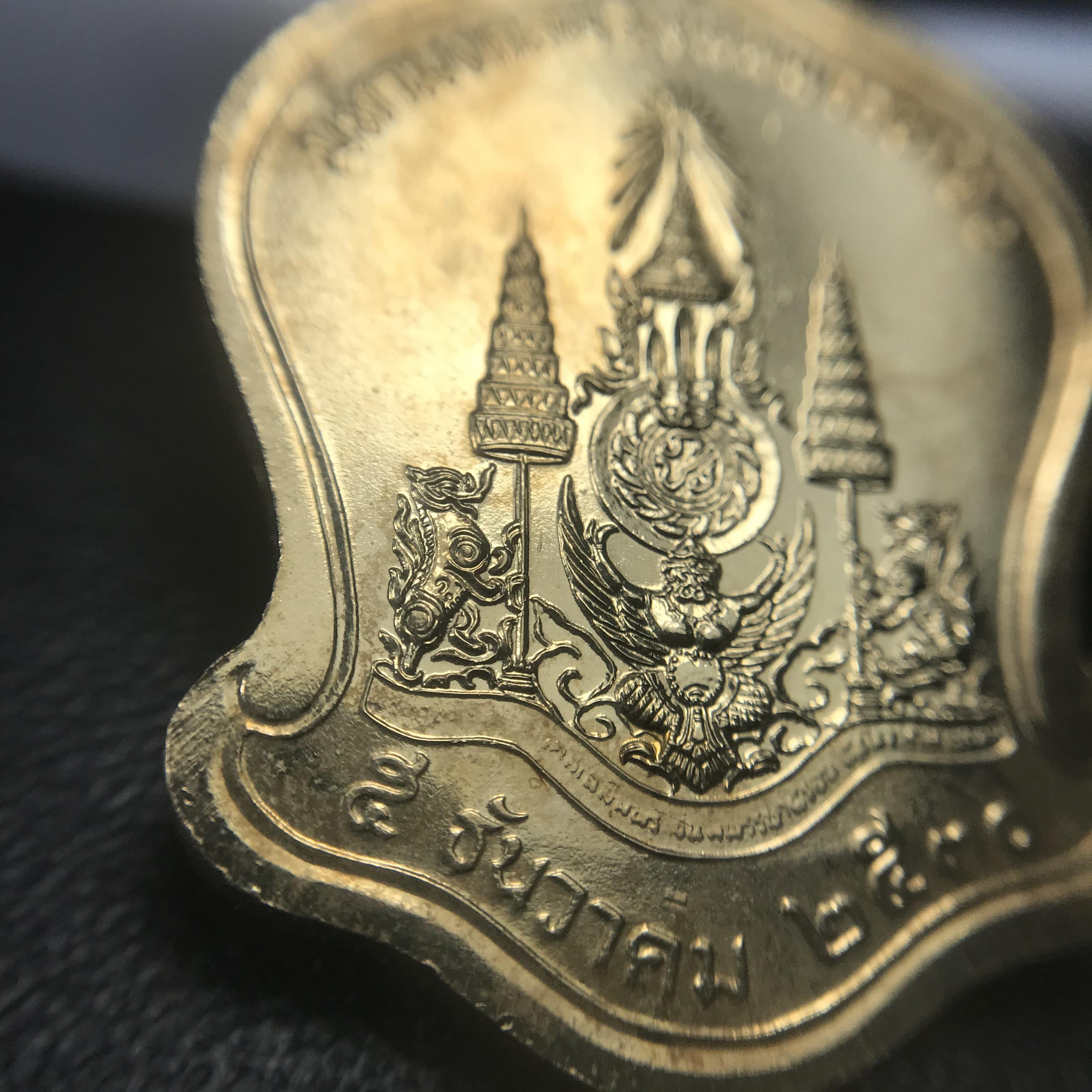 เหรียญเสมาที่ระลึกมหามงคลเฉลิมพระชนมพรรษา 5 รอบ ปี2530 เนื้อบรอนซ์กะไหล่ทอง(ทรงเสมาระฆังคว่ำ)